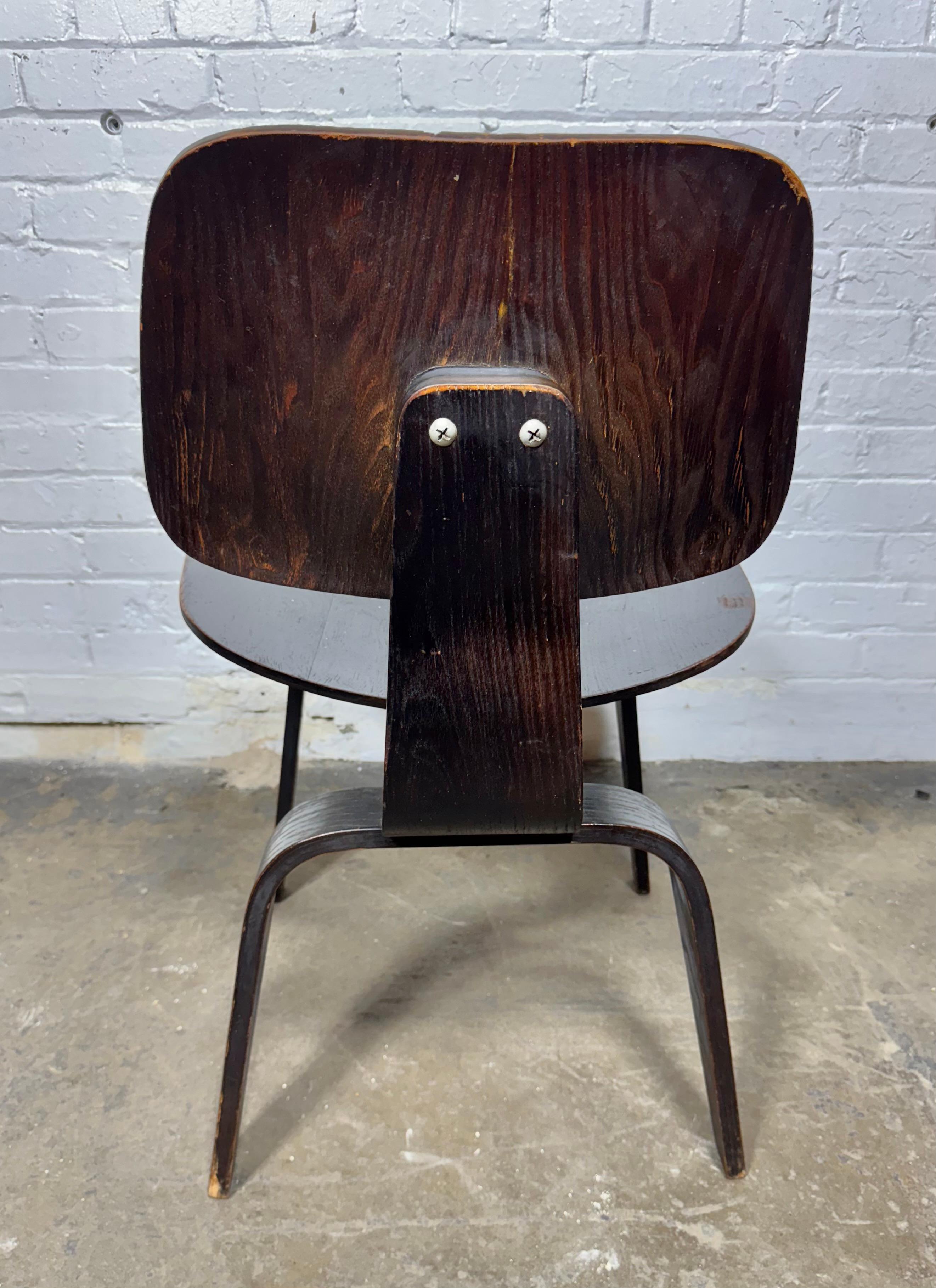 Early Eames DCW (Con etiqueta Evans) anilina negra Madera contrachapada en venta