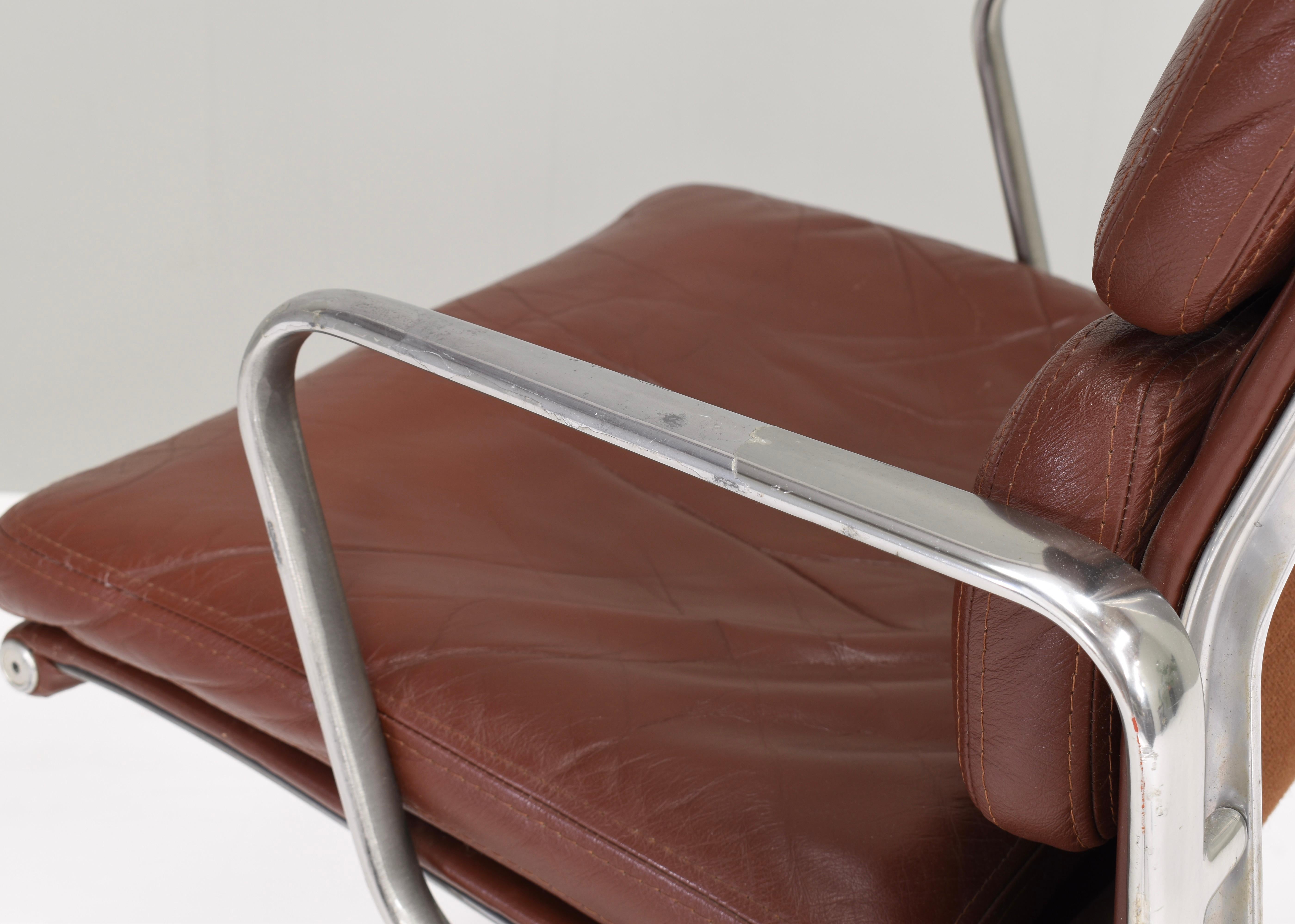 Chaise Eames EA208 en aluminium avec coussin mou en cuir Tan foncé:: vers 1970 5