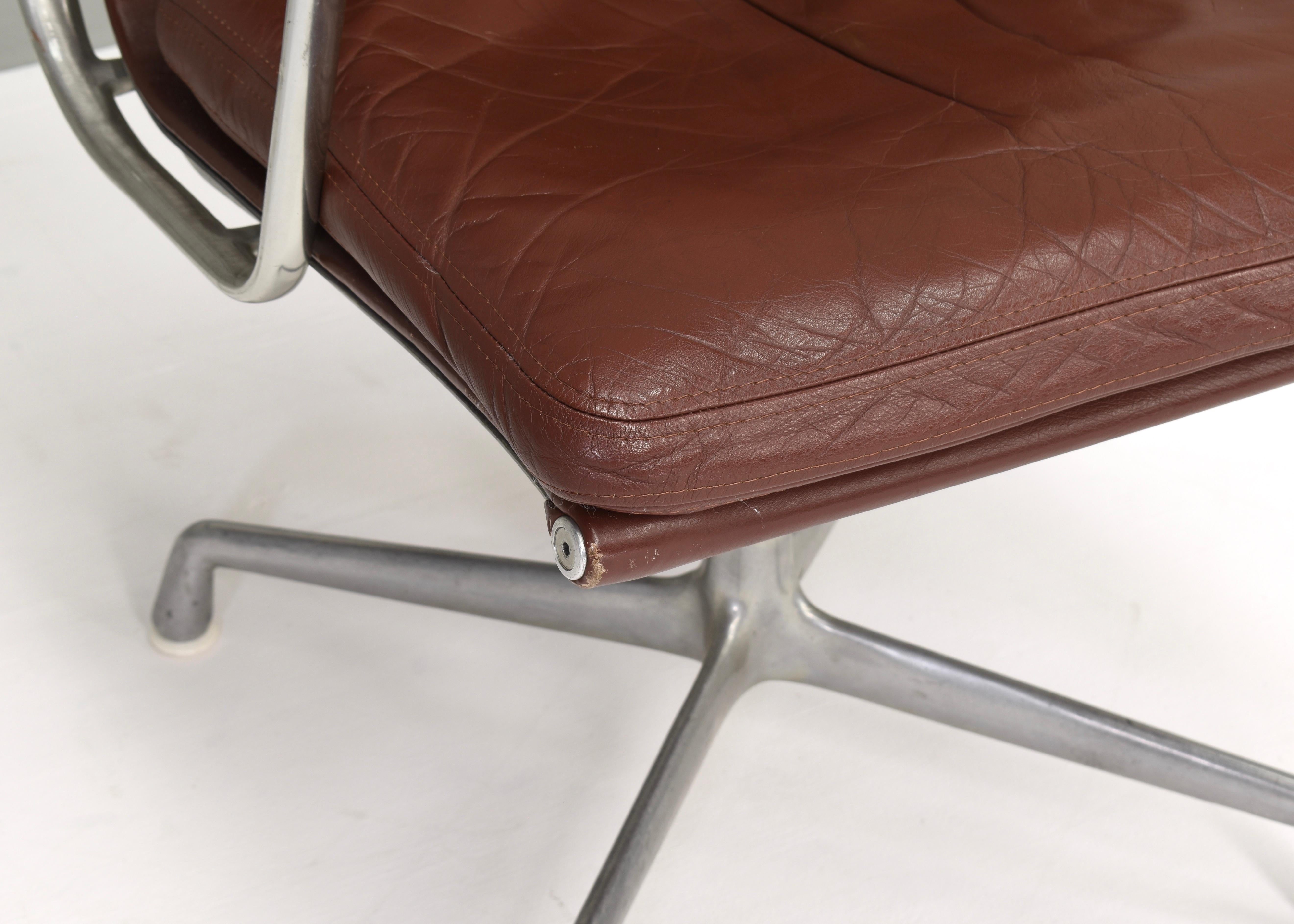 Chaise Eames EA208 en aluminium avec coussin mou en cuir Tan foncé:: vers 1970 6