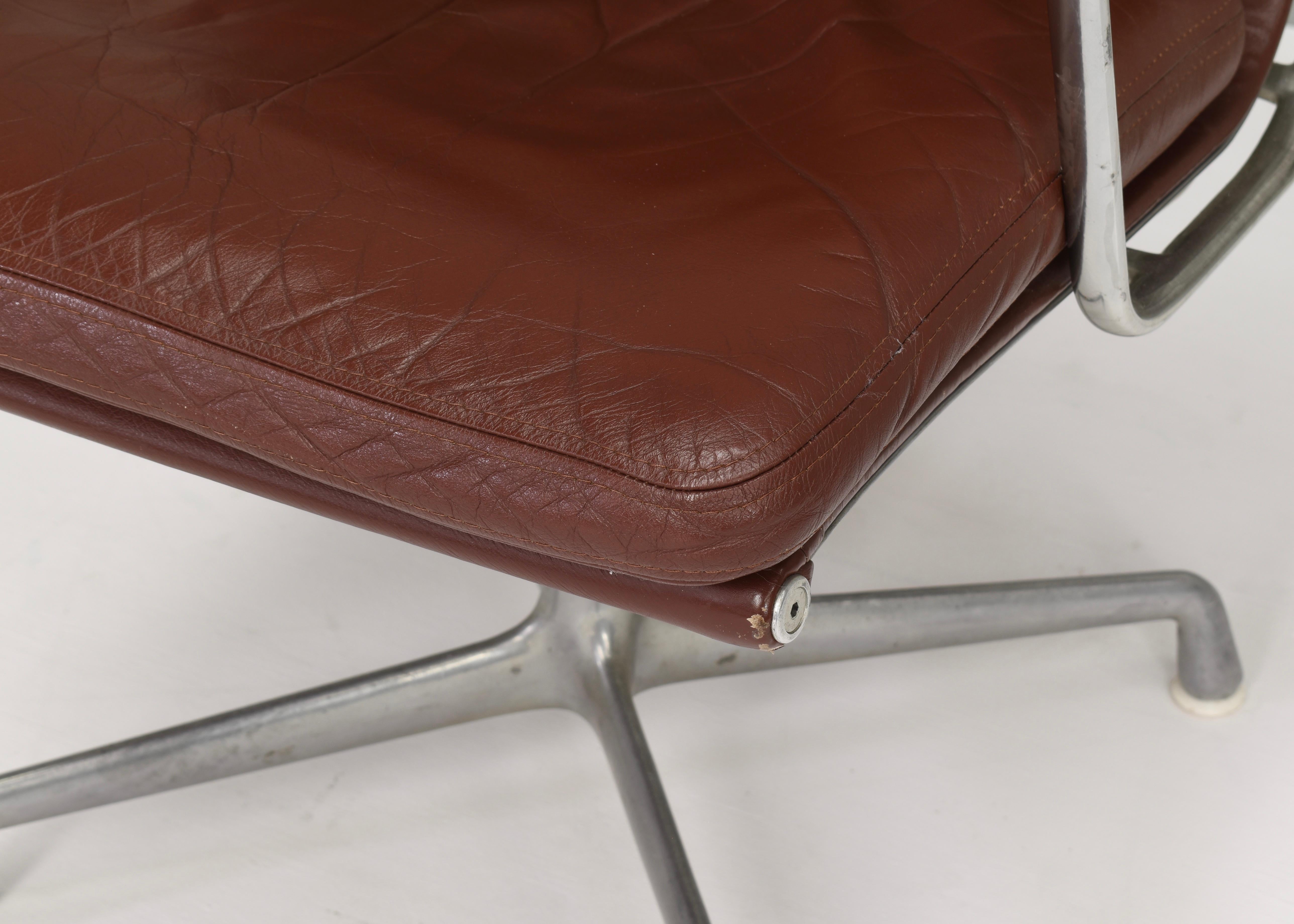 Chaise Eames EA208 en aluminium avec coussin mou en cuir Tan foncé:: vers 1970 7
