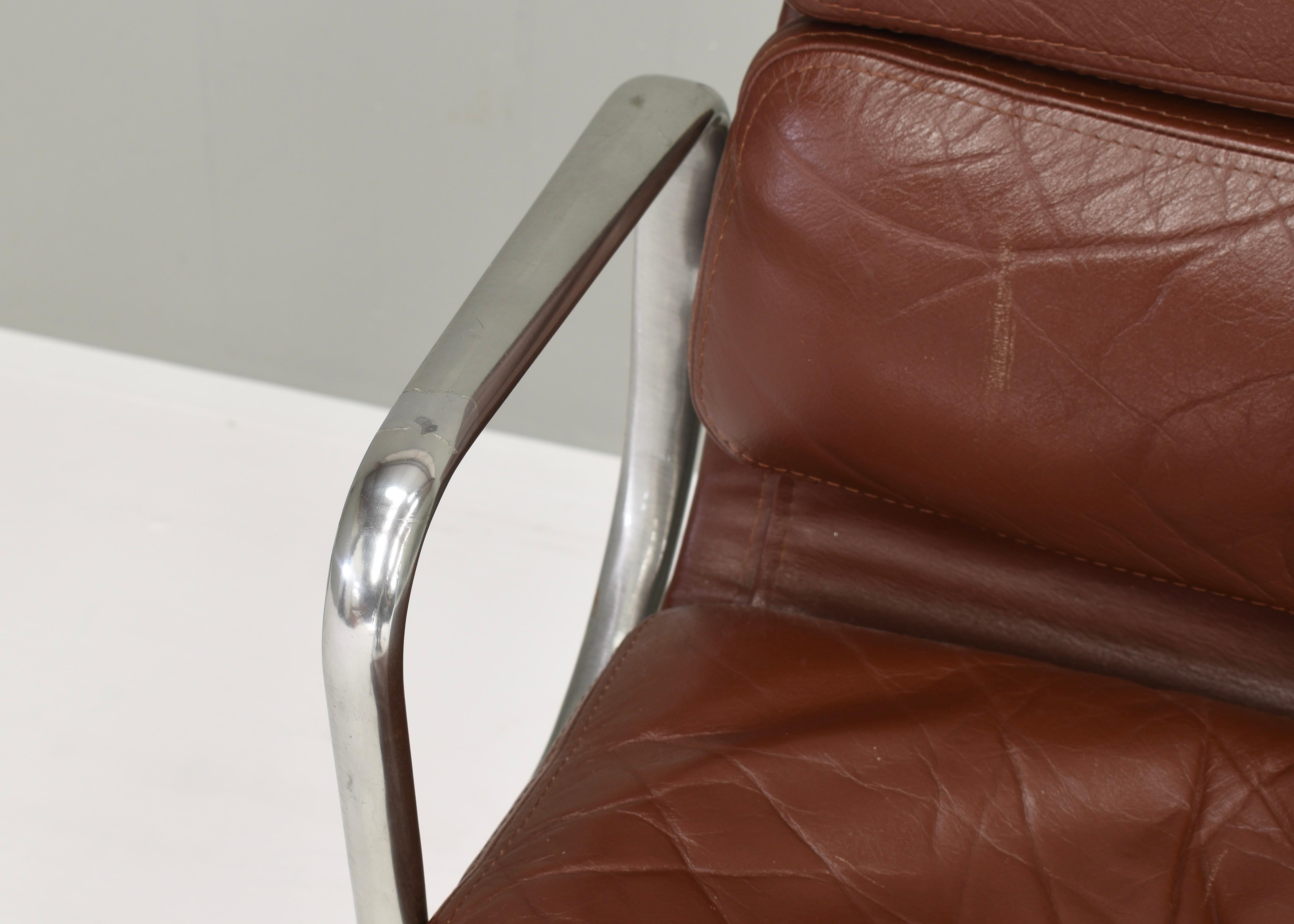 Chaise Eames EA208 en aluminium avec coussin mou en cuir Tan foncé:: vers 1970 8