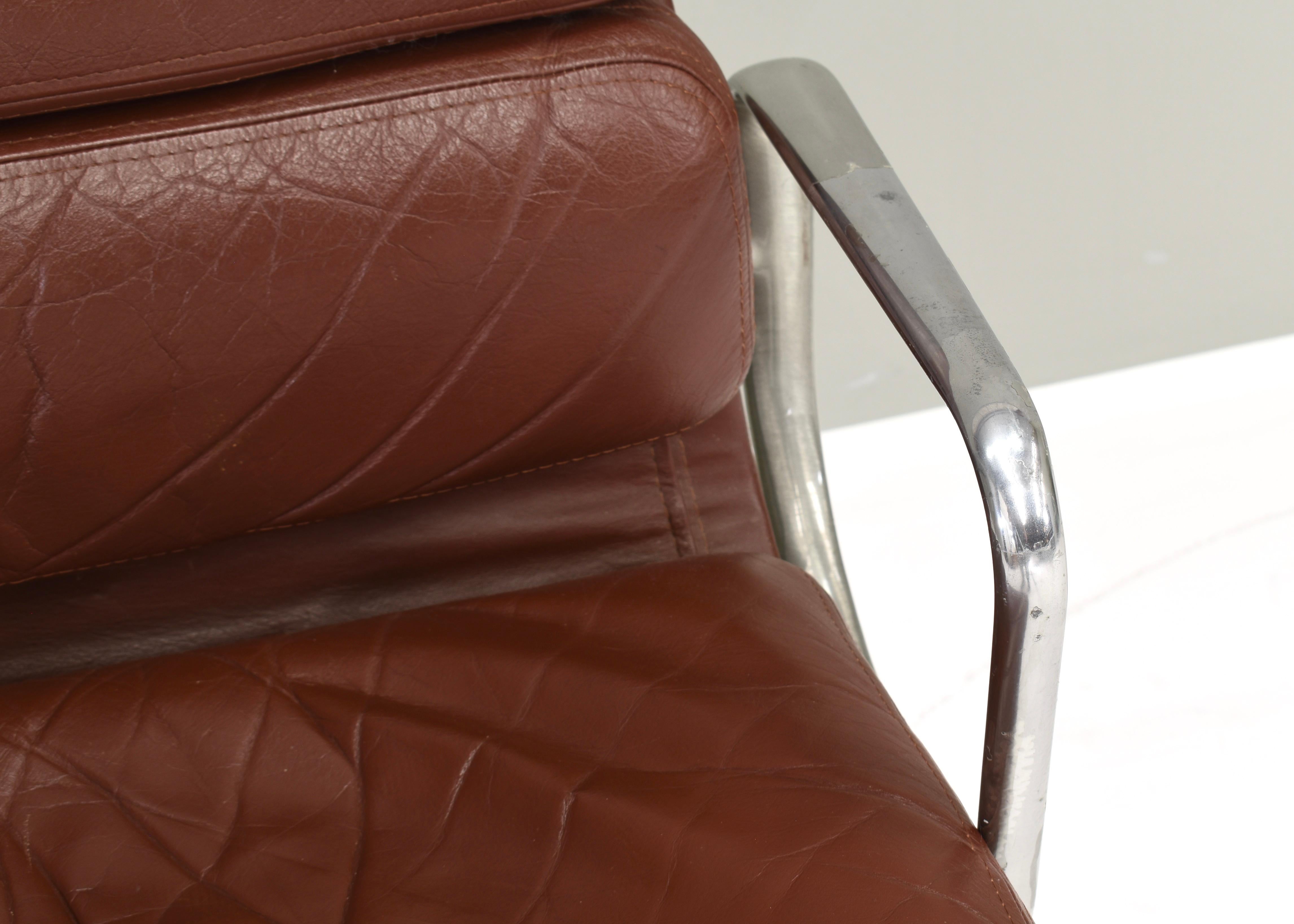 Chaise Eames EA208 en aluminium avec coussin mou en cuir Tan foncé:: vers 1970 9