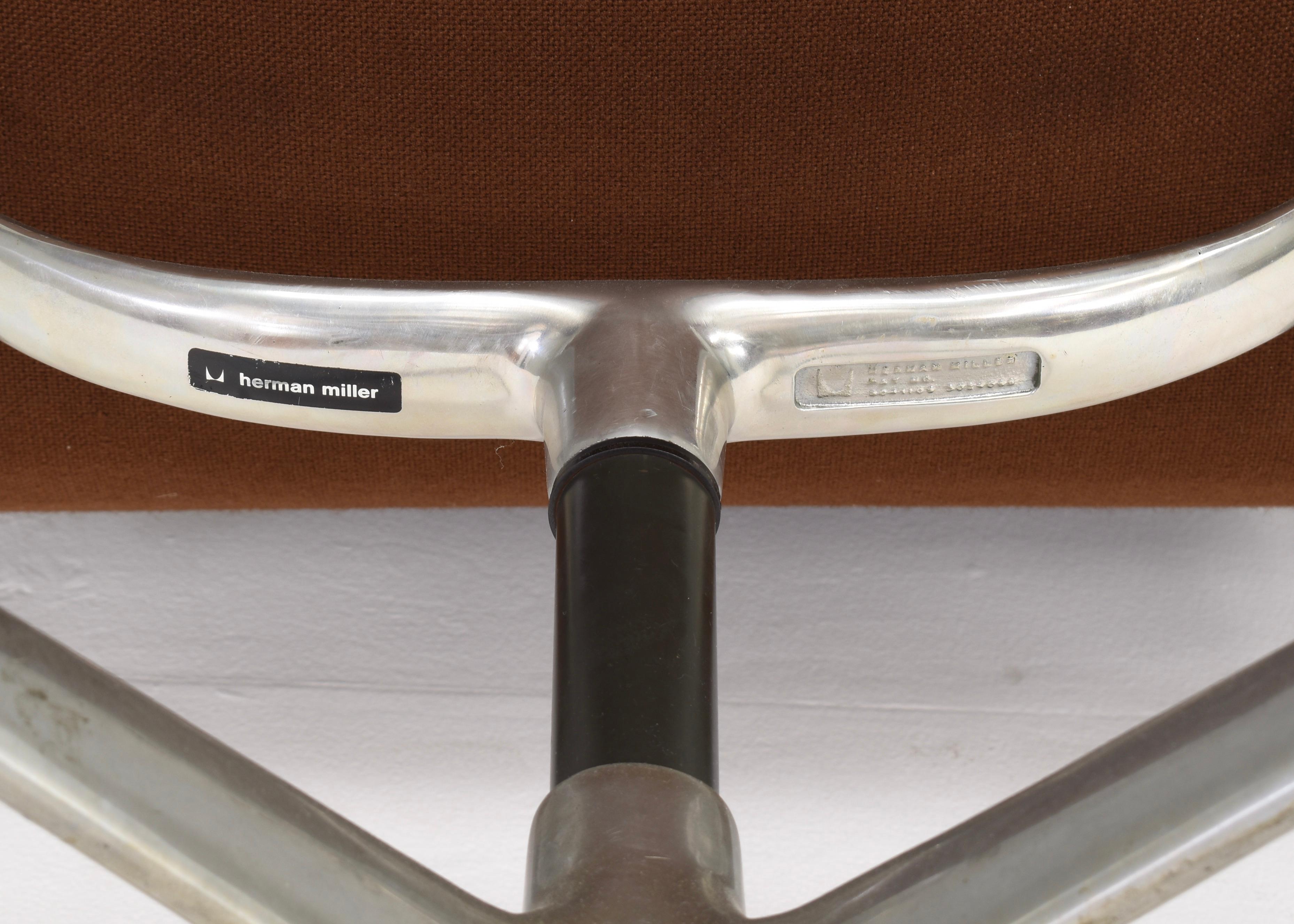 Chaise Eames EA208 en aluminium avec coussin mou en cuir Tan foncé:: vers 1970 10