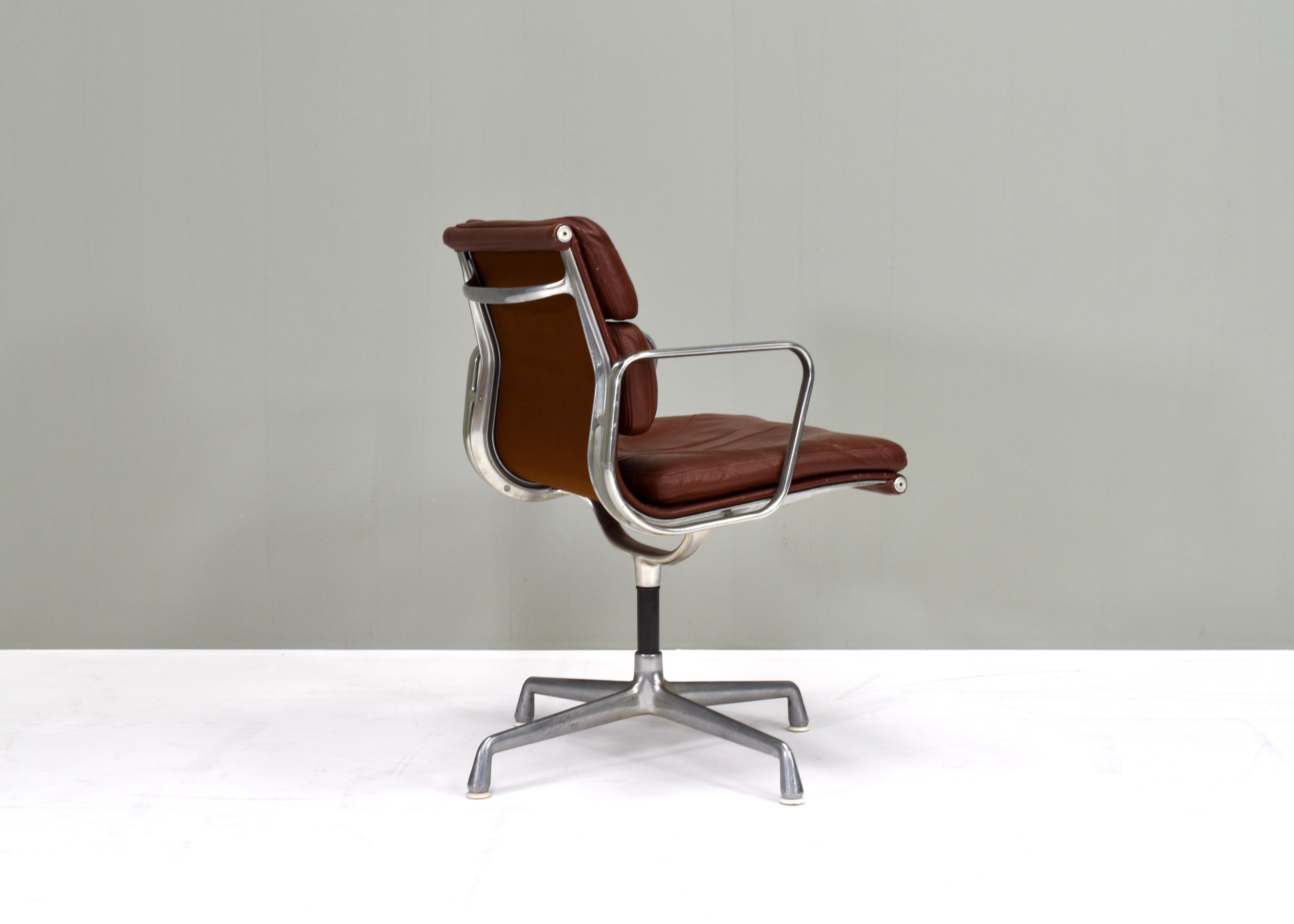Early Eames EA208 Aluminum Softpad Chair in Dark Tan Leather, circa 1970 In Good Condition In Pijnacker, Zuid-Holland
