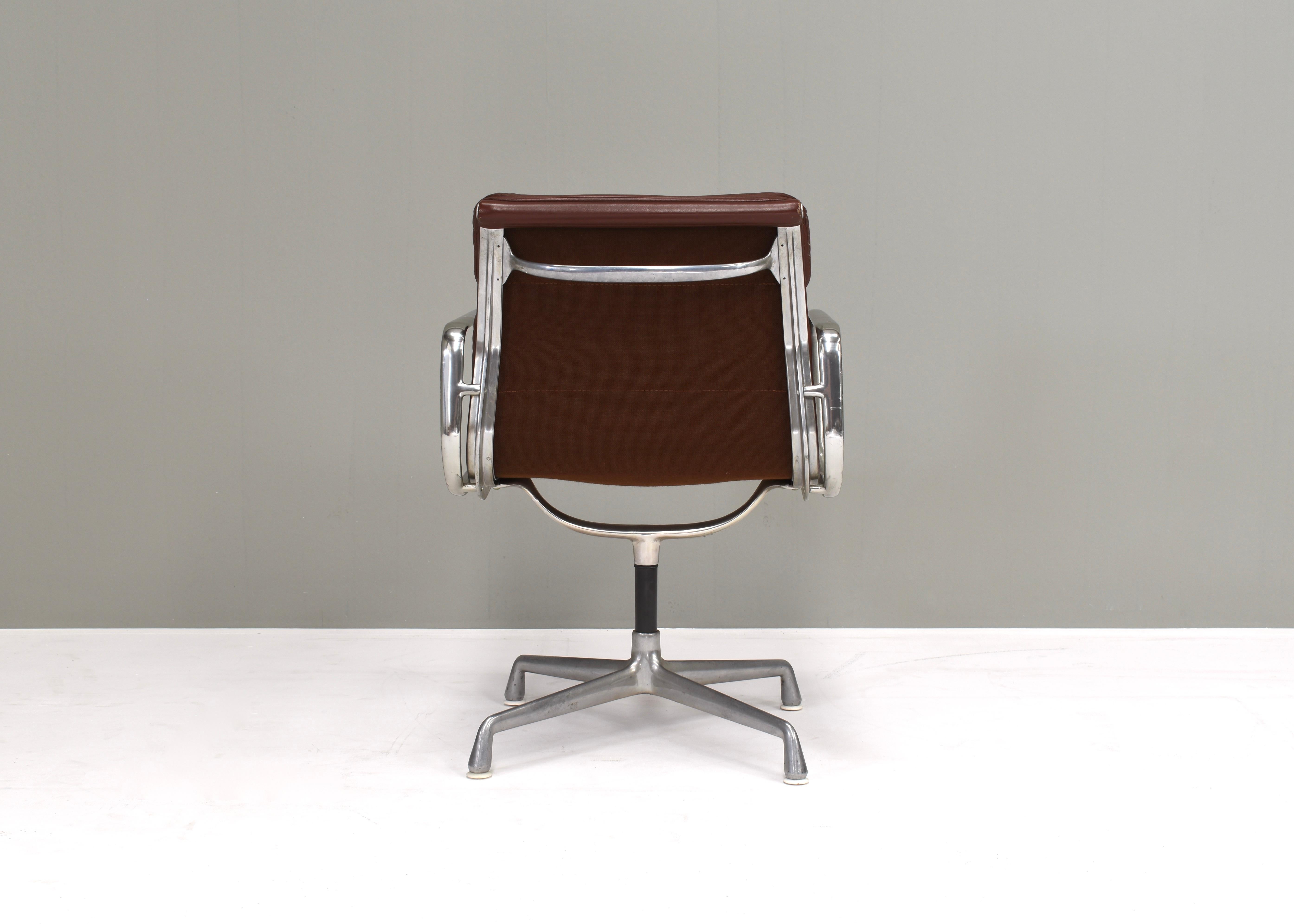Late 20th Century Early Eames EA208 Aluminum Softpad Chair in Dark Tan Leather, circa 1970