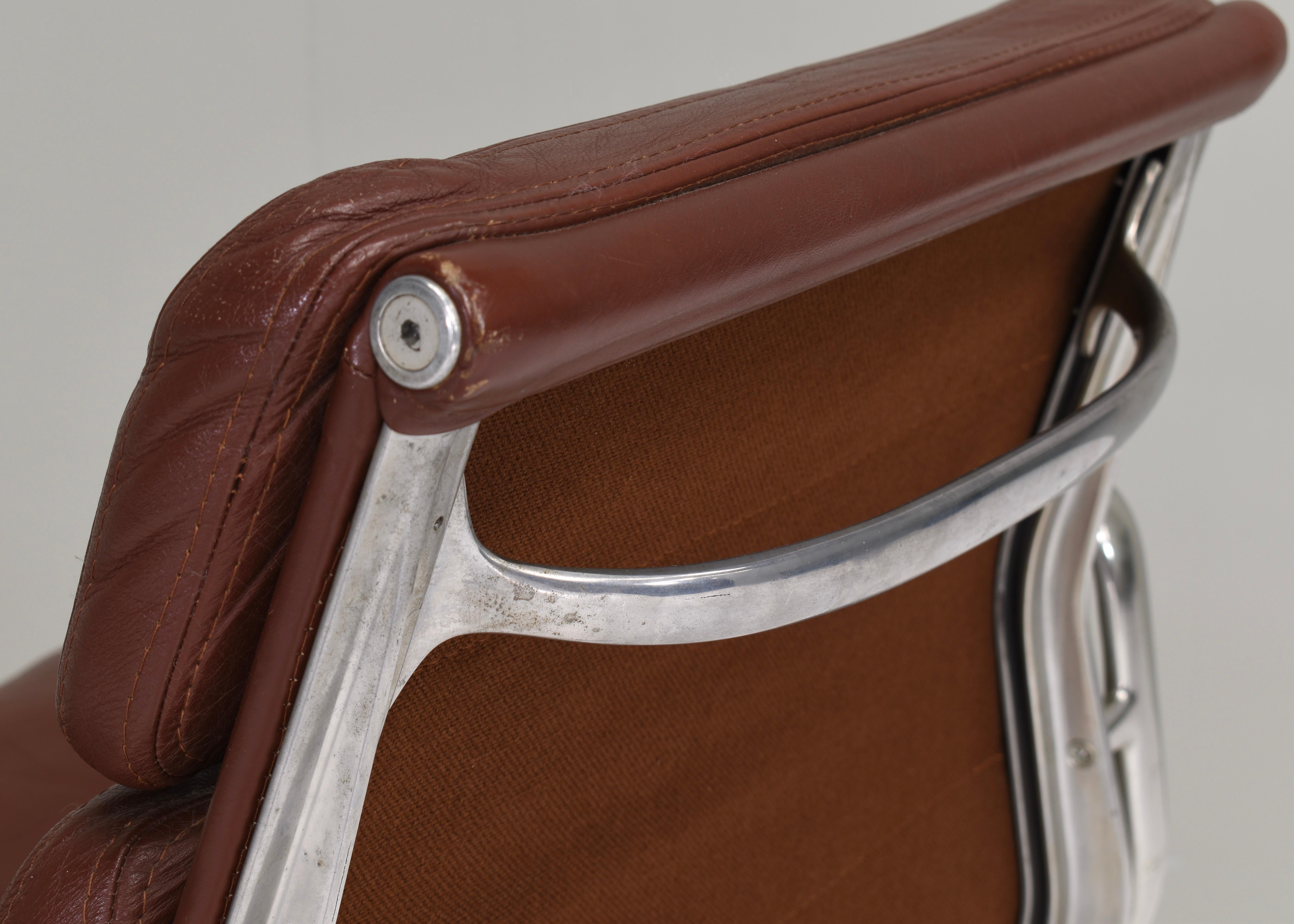 Chaise Eames EA208 en aluminium avec coussin mou en cuir Tan foncé:: vers 1970 1