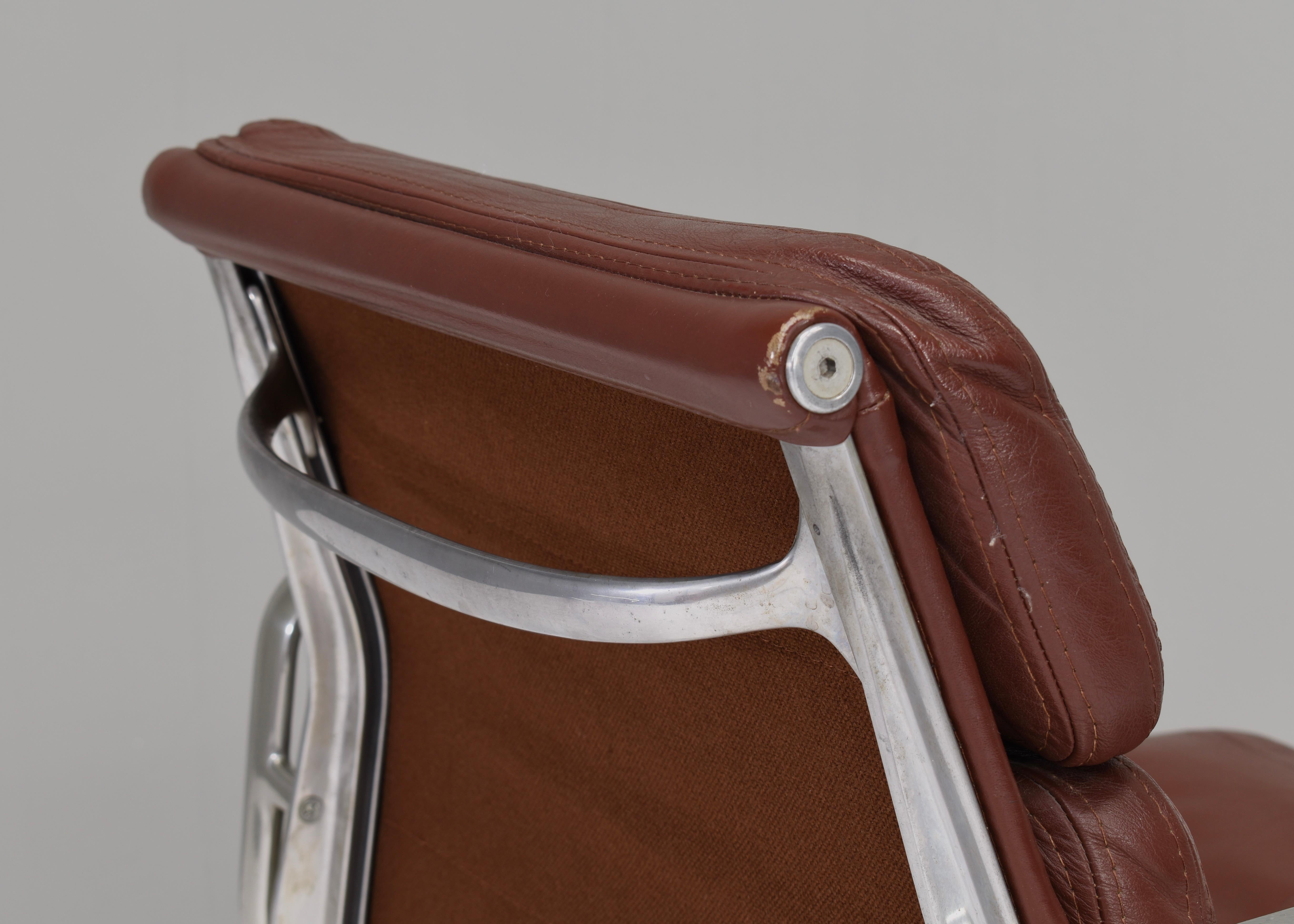 Chaise Eames EA208 en aluminium avec coussin mou en cuir Tan foncé:: vers 1970 2