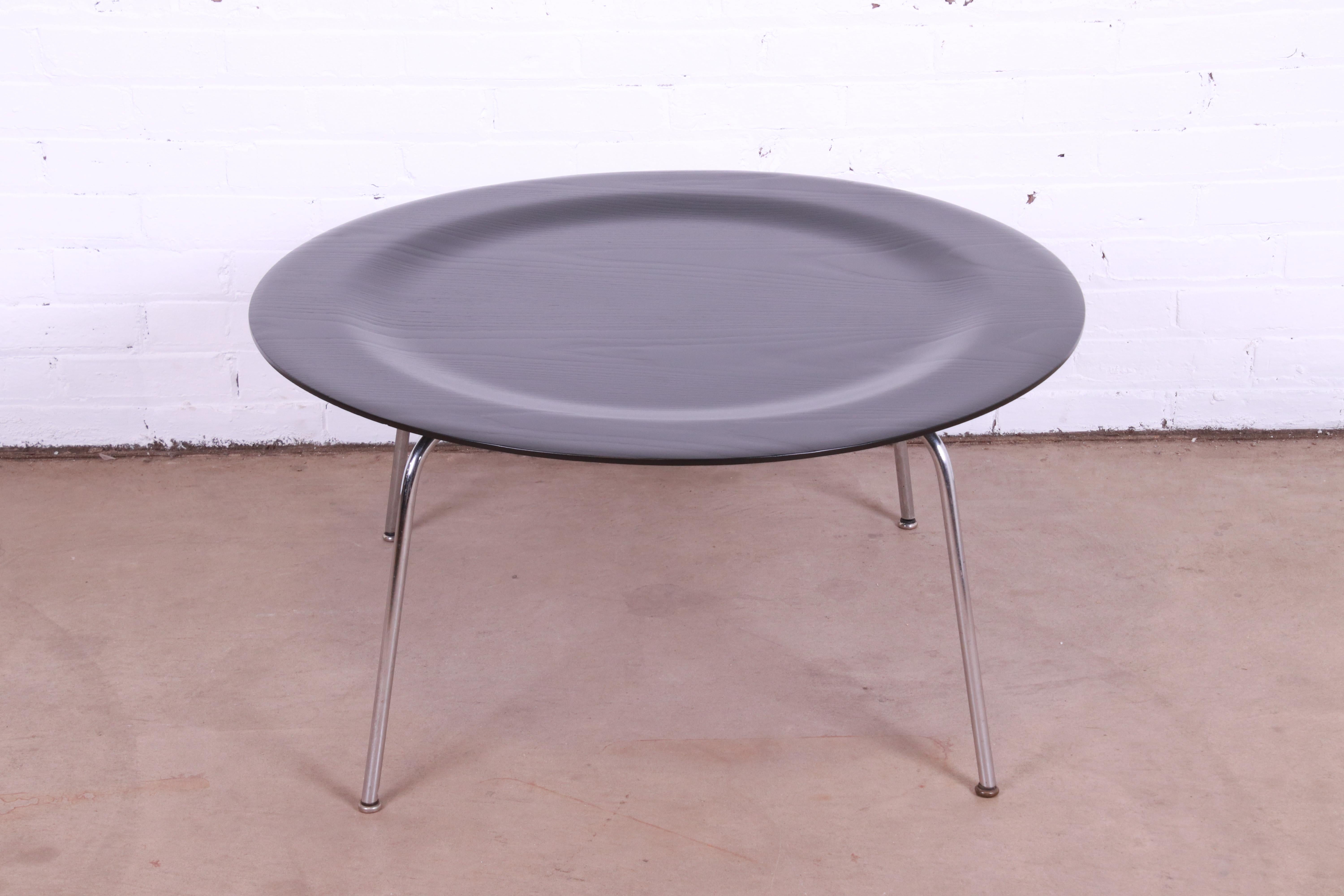 Ein ikonischer CTM Couchtisch aus der Jahrhundertmitte

Entworfen von Charles und Ray Eames für Herman Miller

USA, 1950er Jahre

Platte aus ebonisierter Esche, mit Beinen aus Stahl.

Maße: 34 