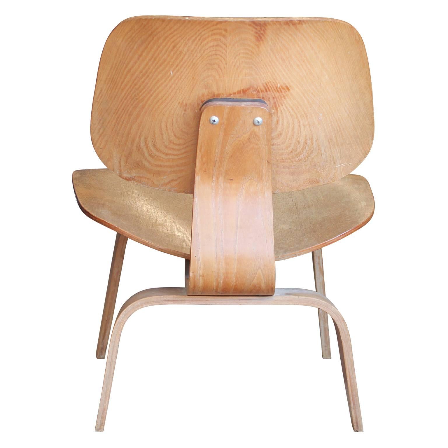 Early Eames for Herman Miller Evans LCW molded wood lounge chair. All original with the stamps on bottom.