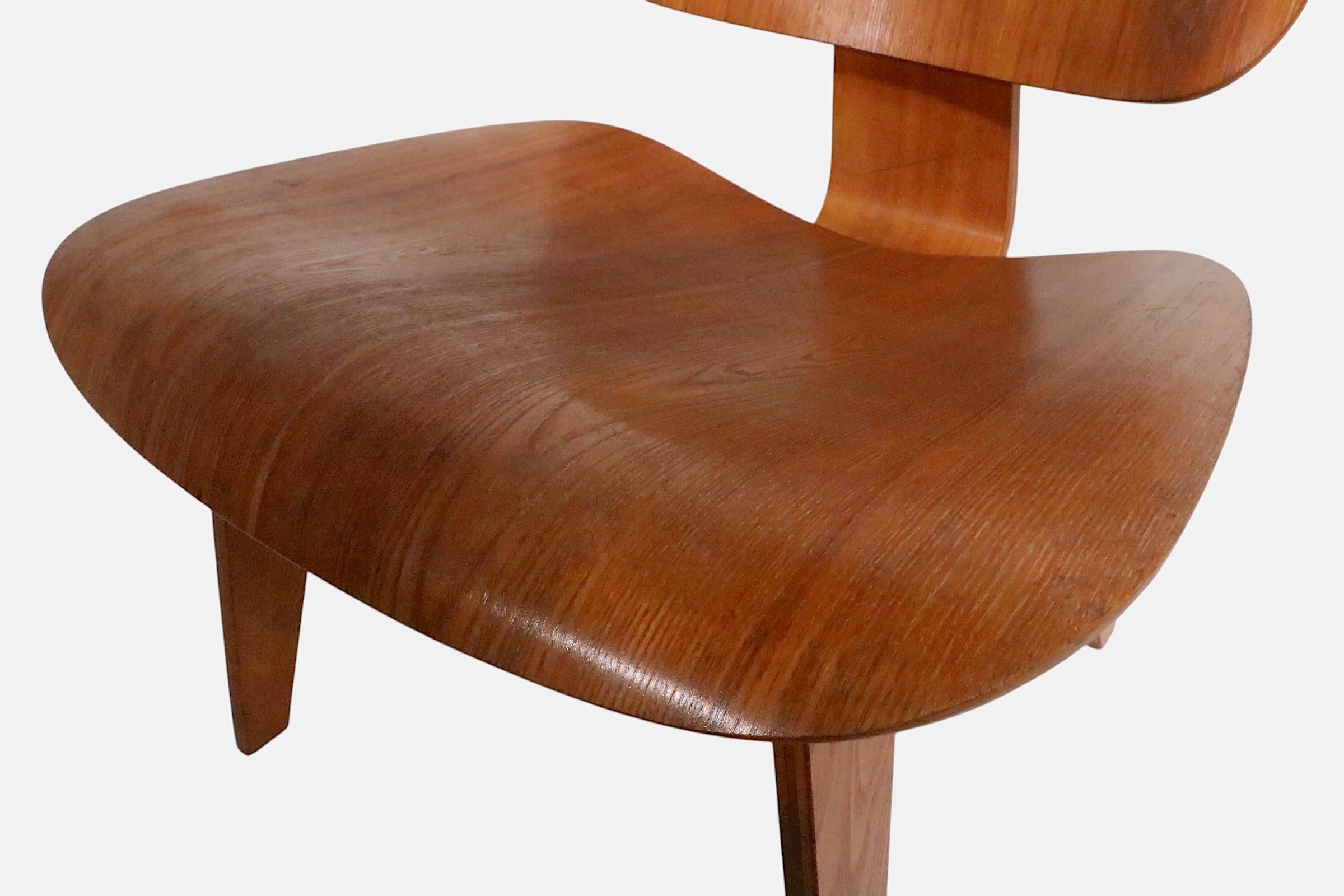Hard to find early Eames design lounge chair, in very good, clean, ready to use condition. The chair features the large single piece rubber bumper and 4/2/5 screw configuration, helping to date this example as an early Herman Miller piece. The chair
