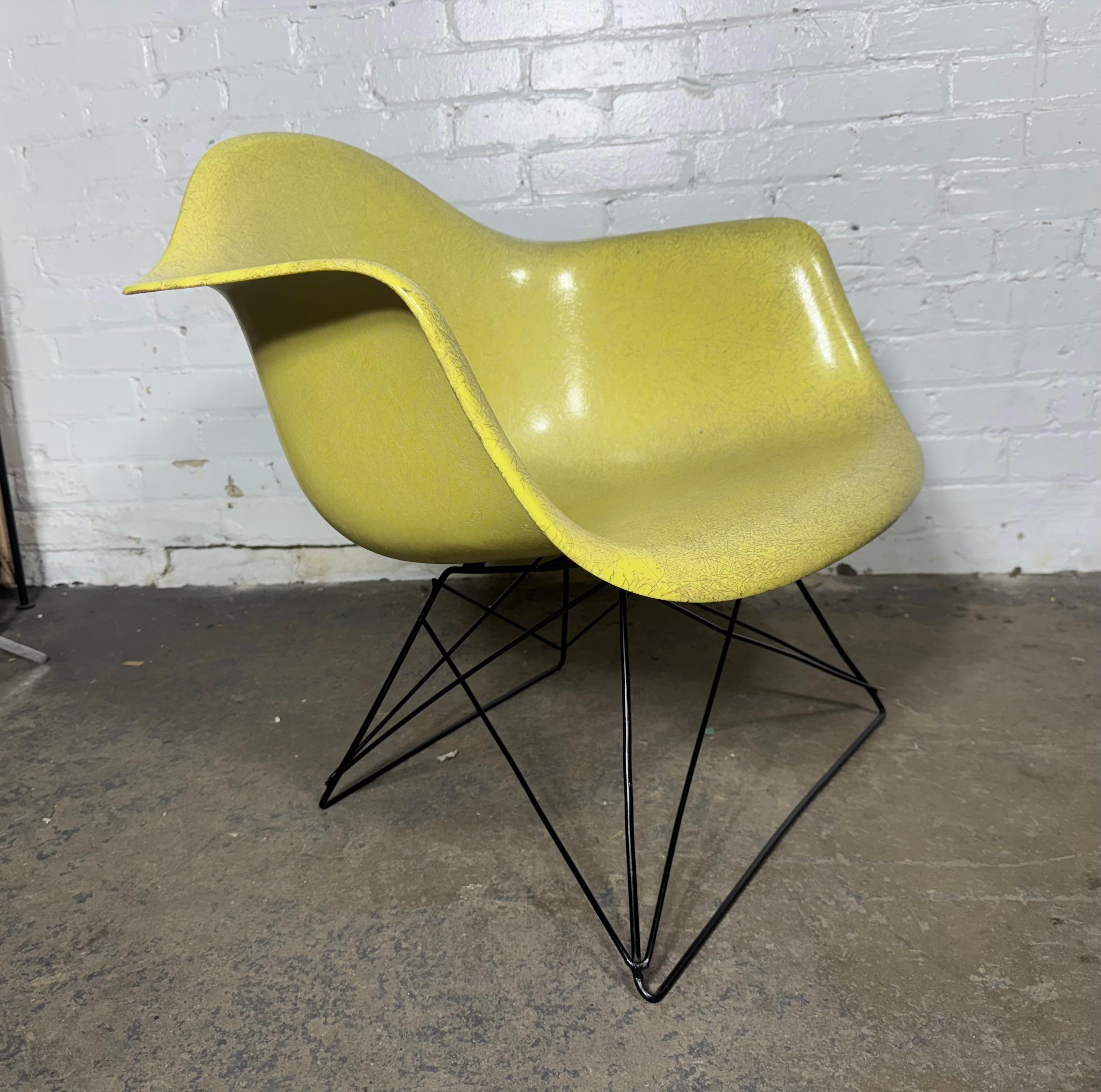 Sedia da salotto con bracci in fibra di vetro LAR dei primi anni di Eames per Herman Miller in vendita 3