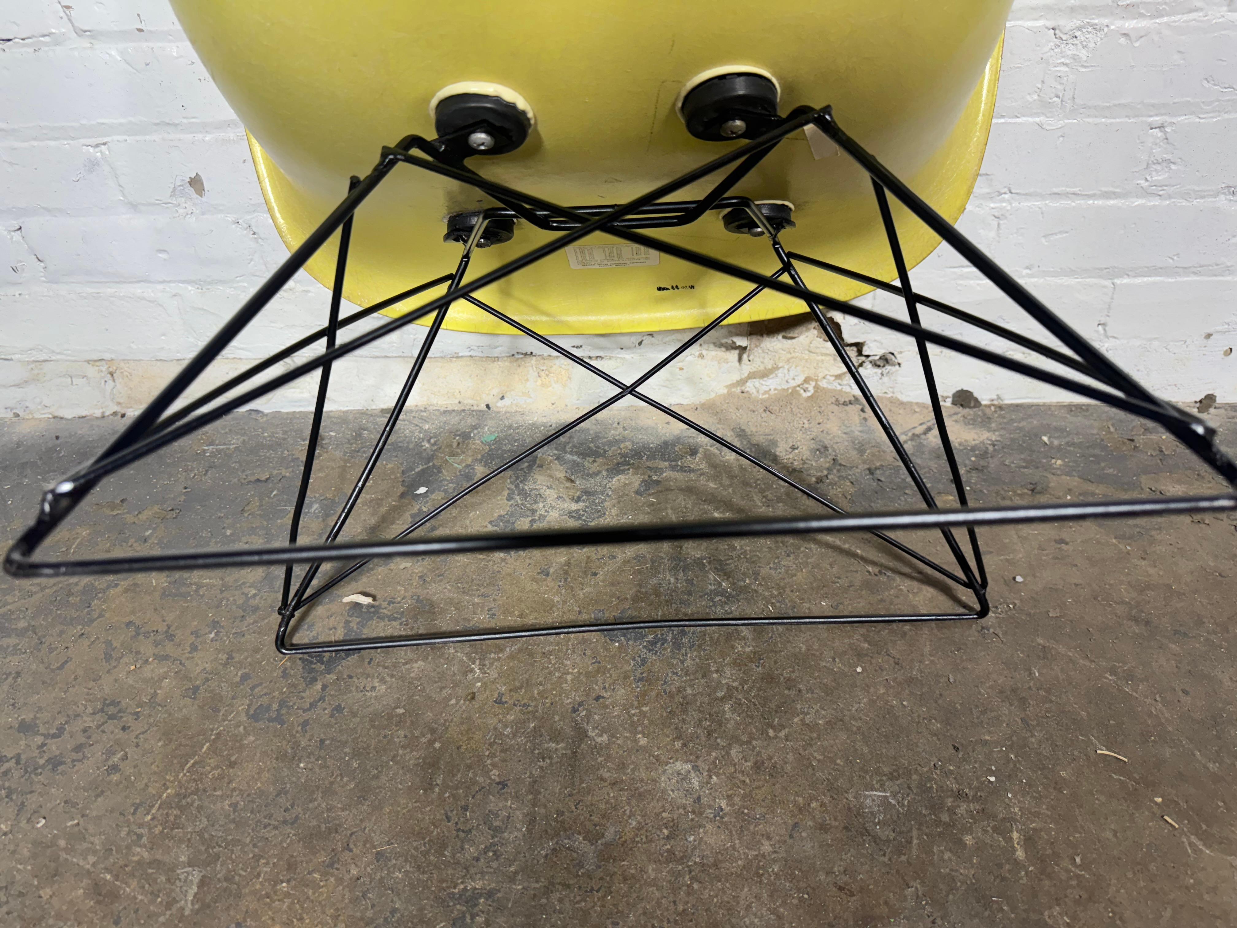 Rara sedia Eames LAR per Herman Miller. Sedia LAR in fibra di vetro stampata in pergamena disegnata da Charles e Ray Eames per Herman Miller. Su base in filo di ferro 