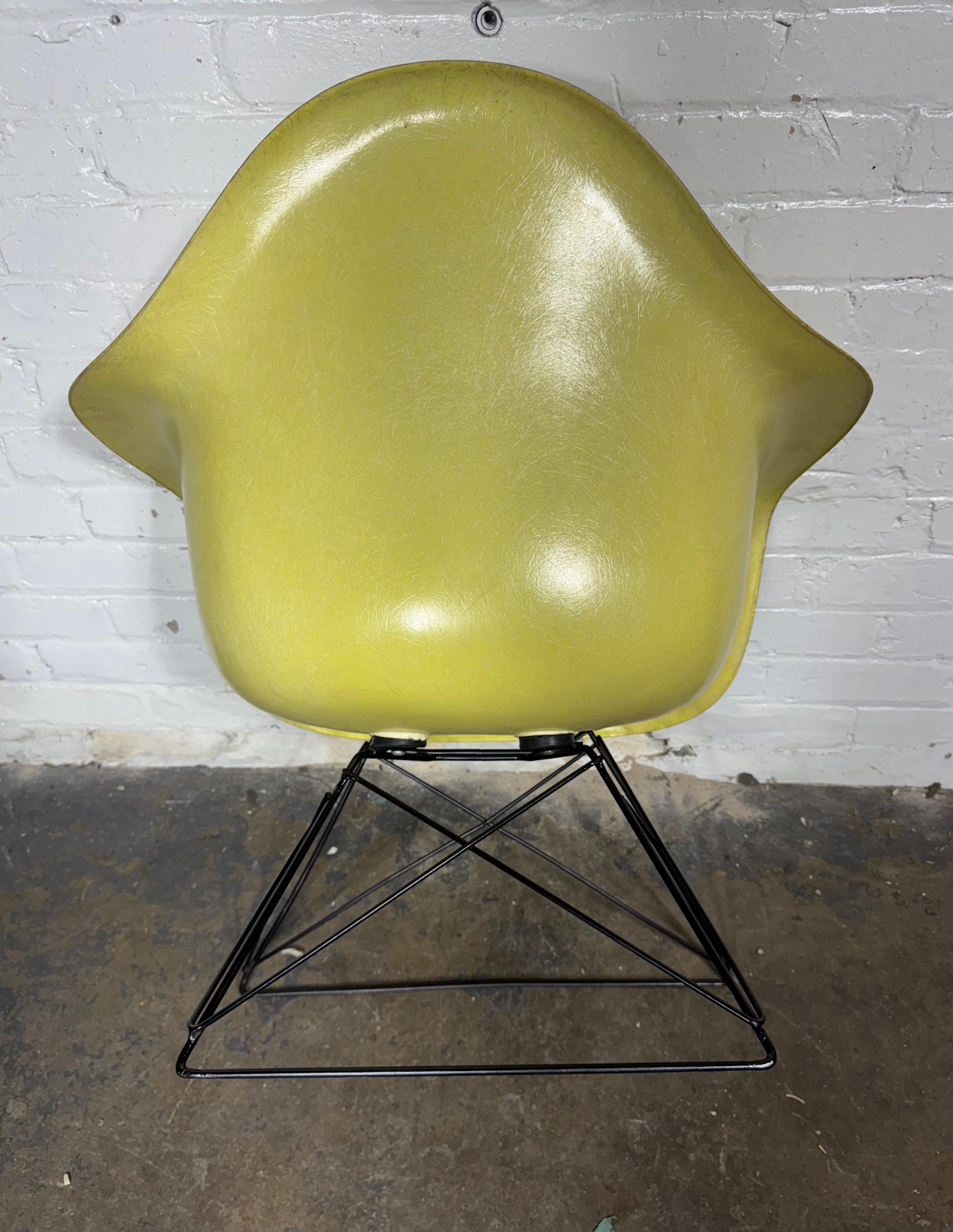 Mid-Century moderno Sedia da salotto con bracci in fibra di vetro LAR dei primi anni di Eames per Herman Miller in vendita