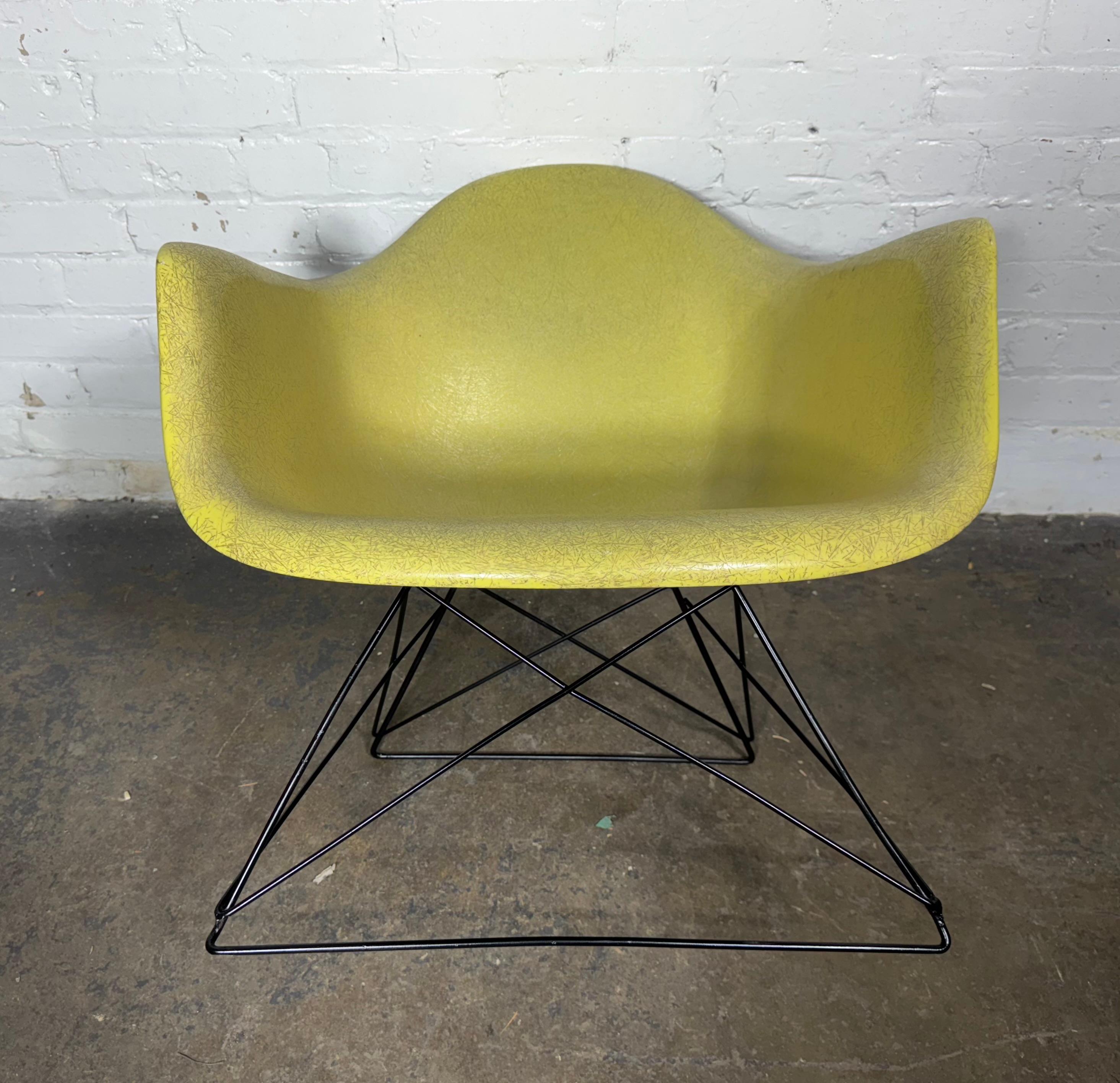 Americano Sedia da salotto con bracci in fibra di vetro LAR dei primi anni di Eames per Herman Miller in vendita