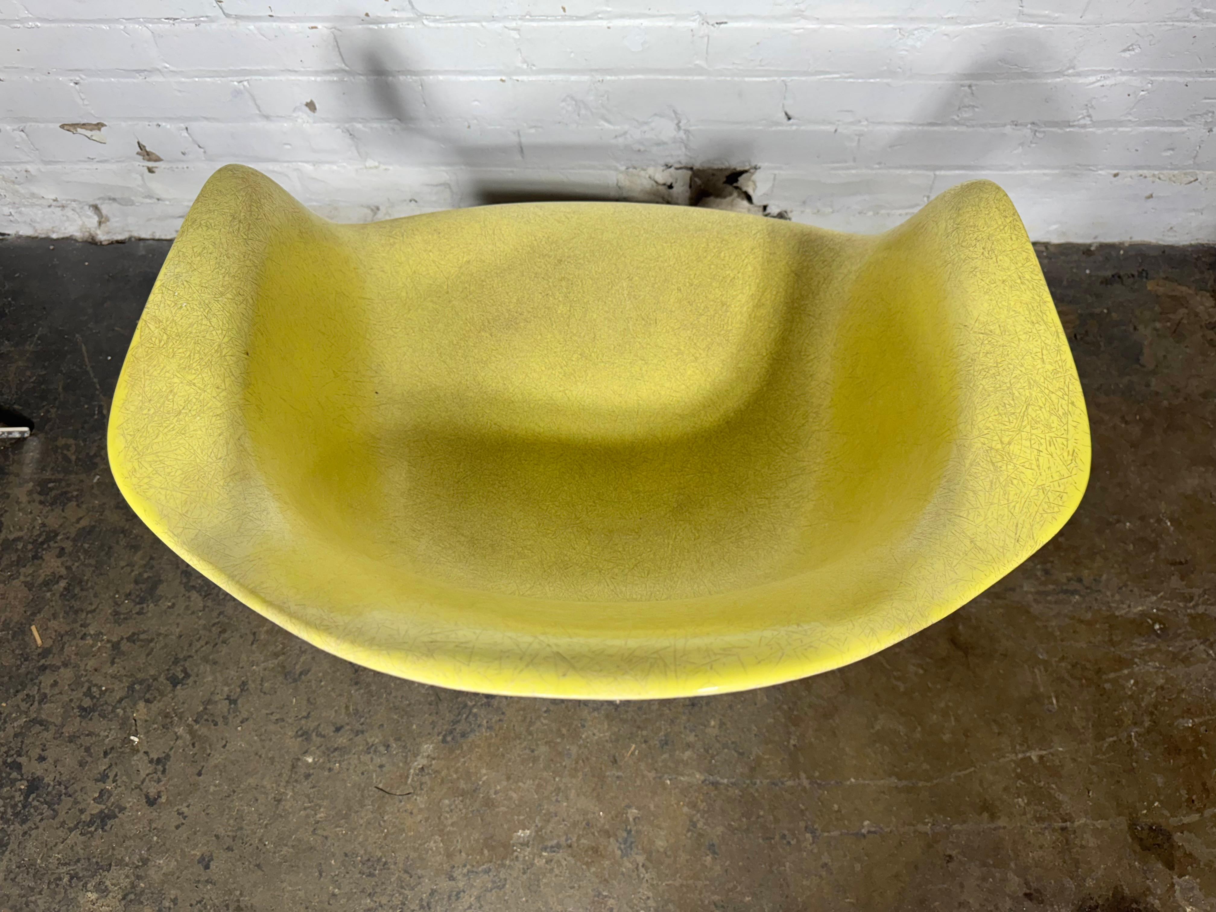 Sedia da salotto con bracci in fibra di vetro LAR dei primi anni di Eames per Herman Miller In condizioni buone in vendita a Buffalo, NY