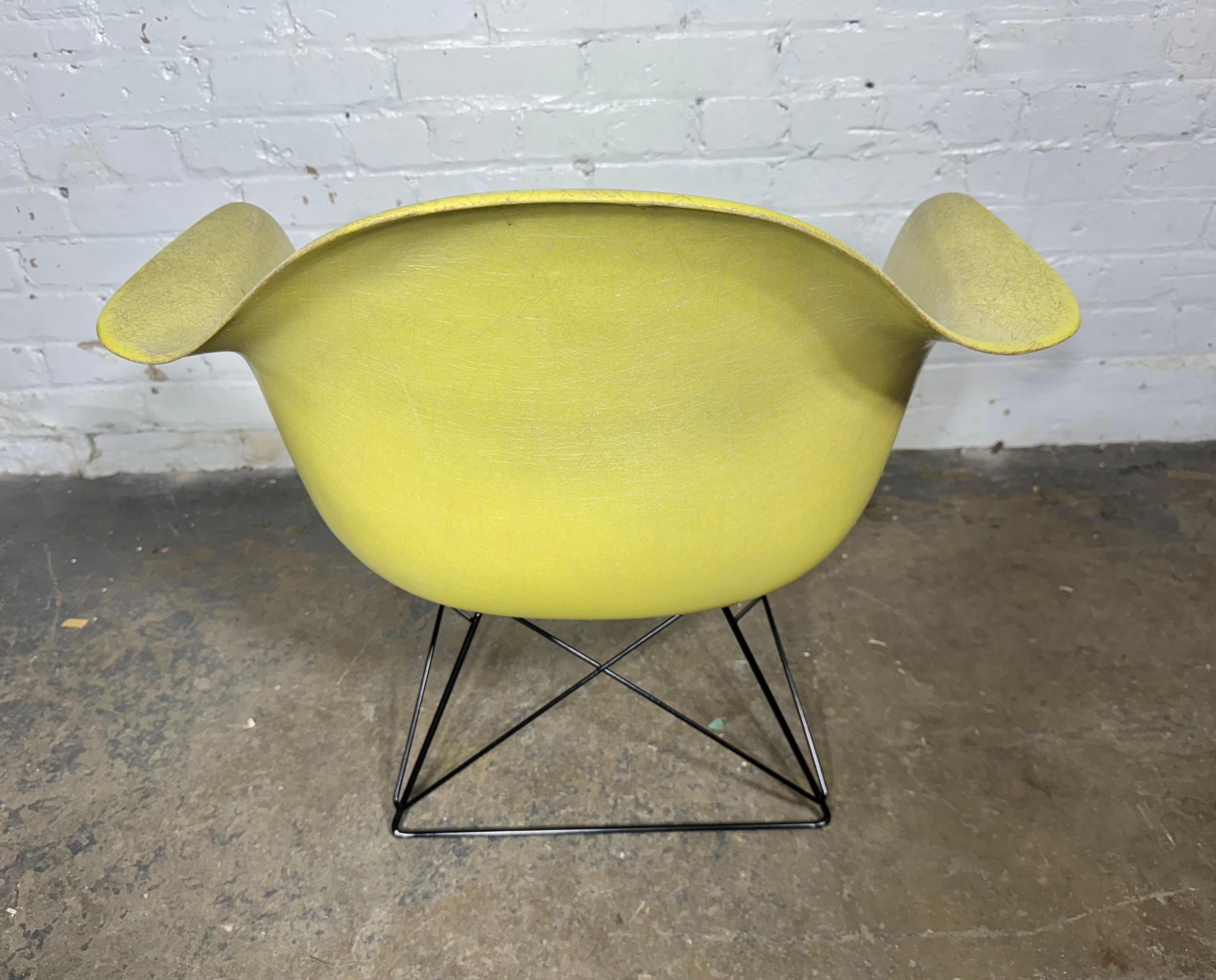 Metà XX secolo Sedia da salotto con bracci in fibra di vetro LAR dei primi anni di Eames per Herman Miller in vendita