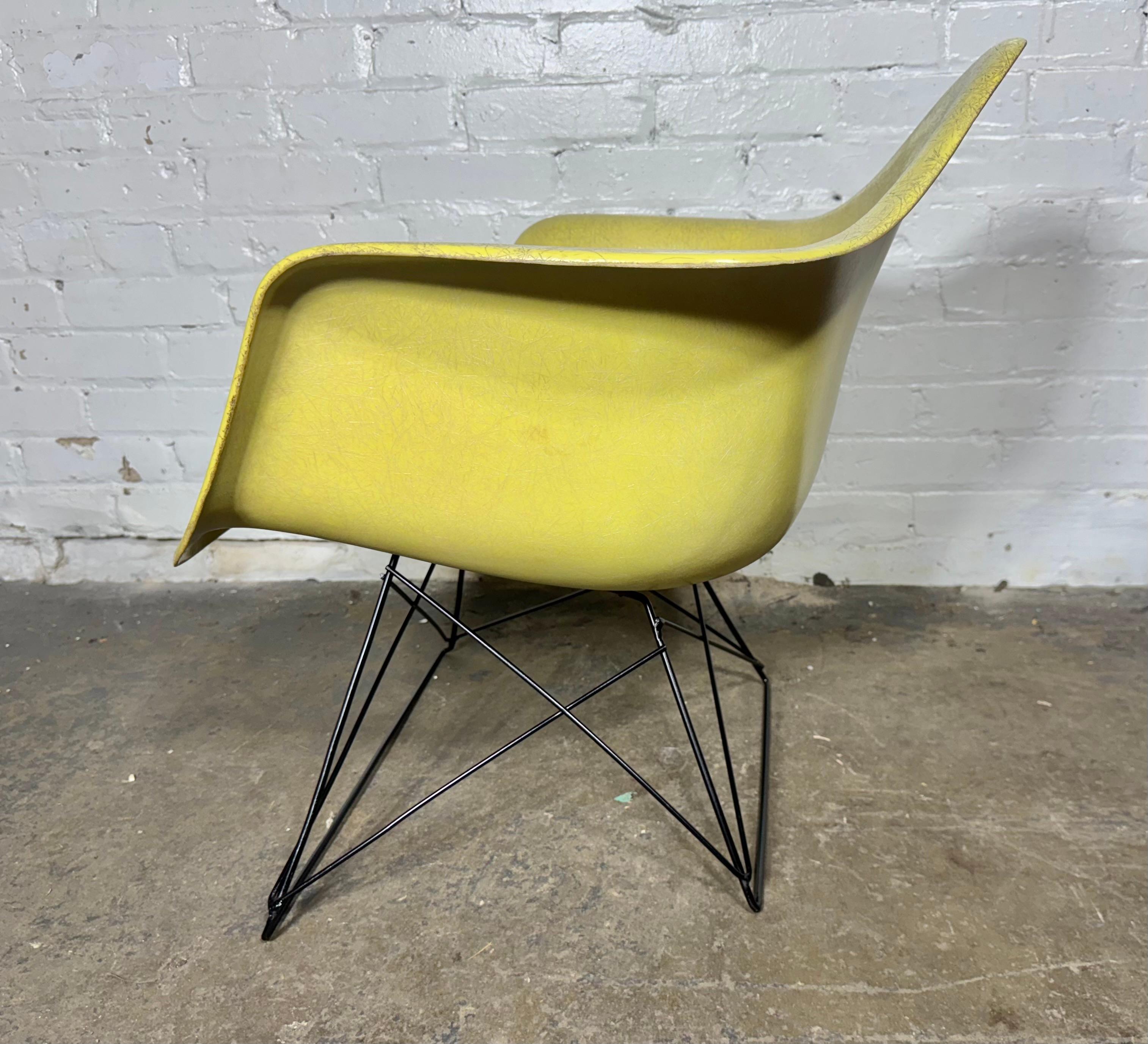 Ferro Sedia da salotto con bracci in fibra di vetro LAR dei primi anni di Eames per Herman Miller in vendita