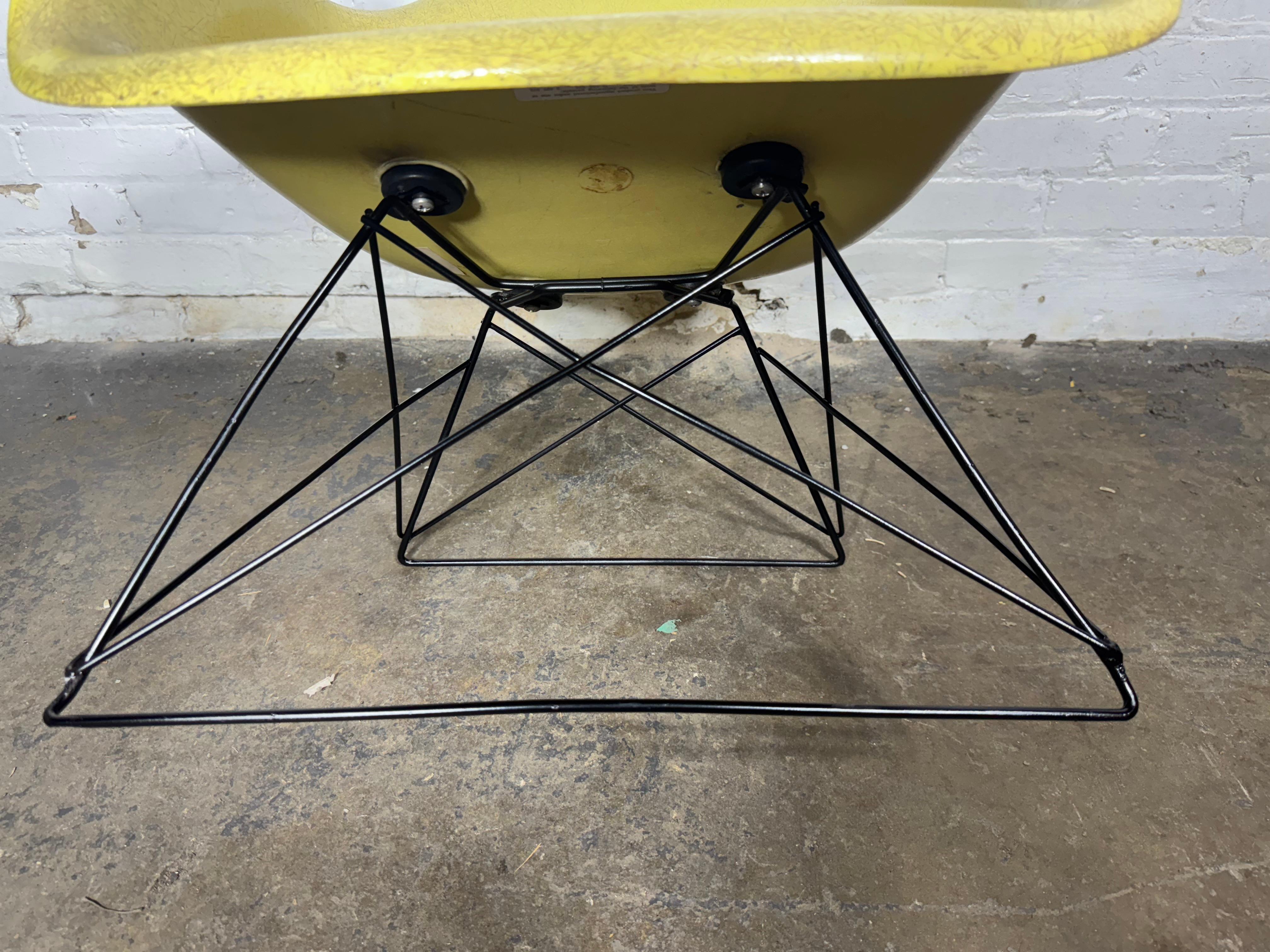 Sedia da salotto con bracci in fibra di vetro LAR dei primi anni di Eames per Herman Miller in vendita 1