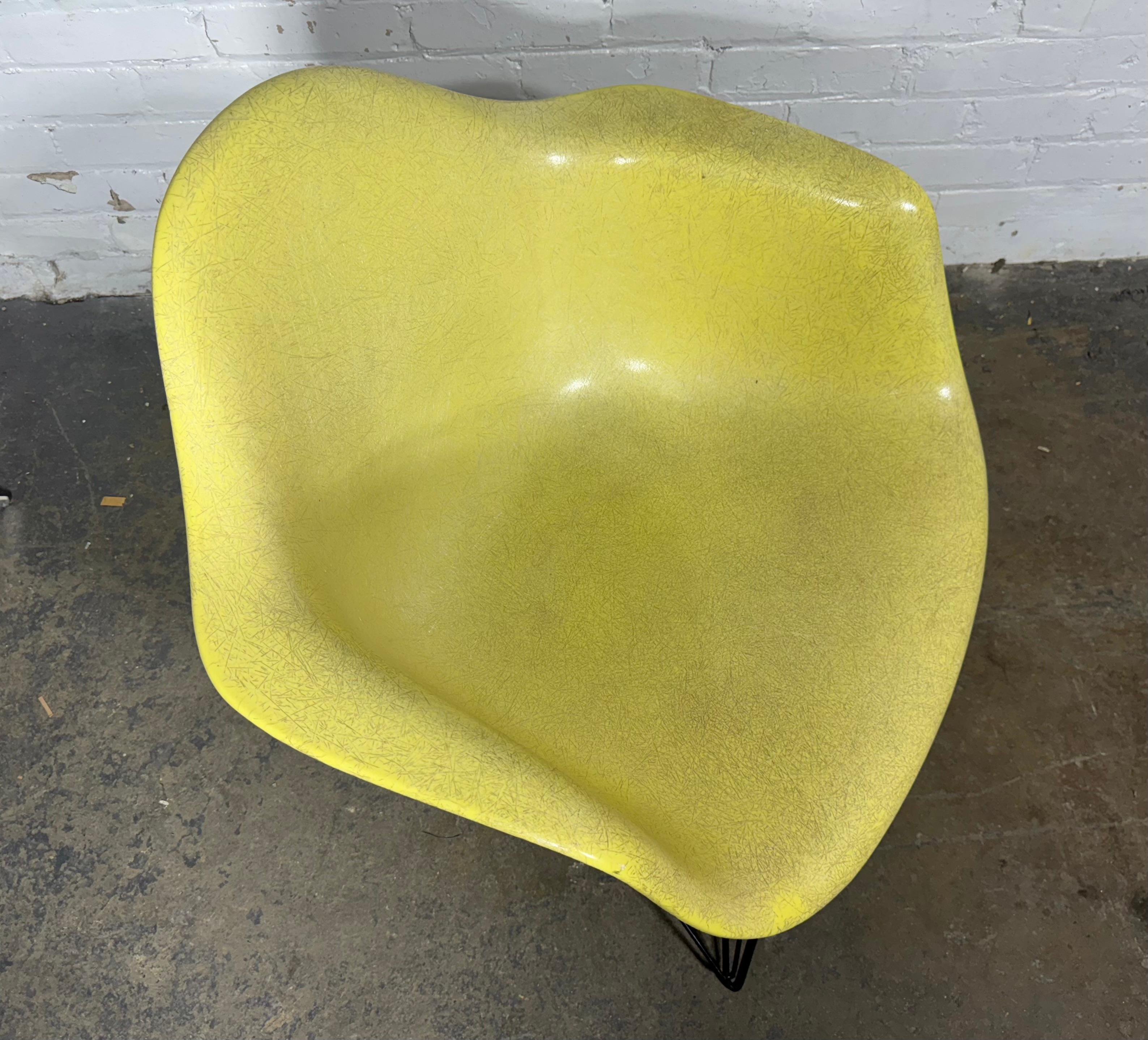 Sedia da salotto con bracci in fibra di vetro LAR dei primi anni di Eames per Herman Miller in vendita 2