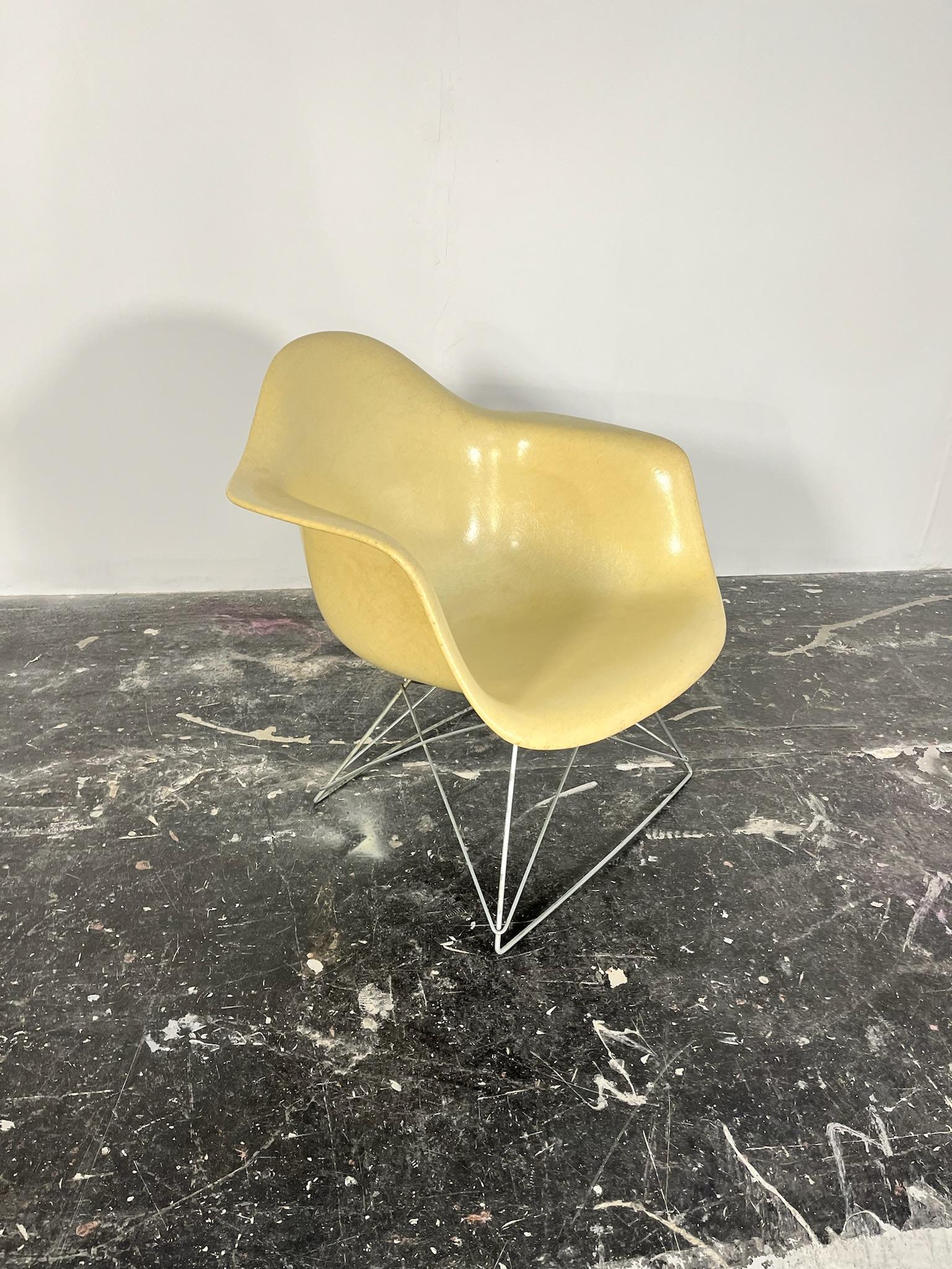 Mid-Century Modern Early Eames LAR Fiberglass Armshell Lounge Chair for Herman Miller pair avaiable For Sale