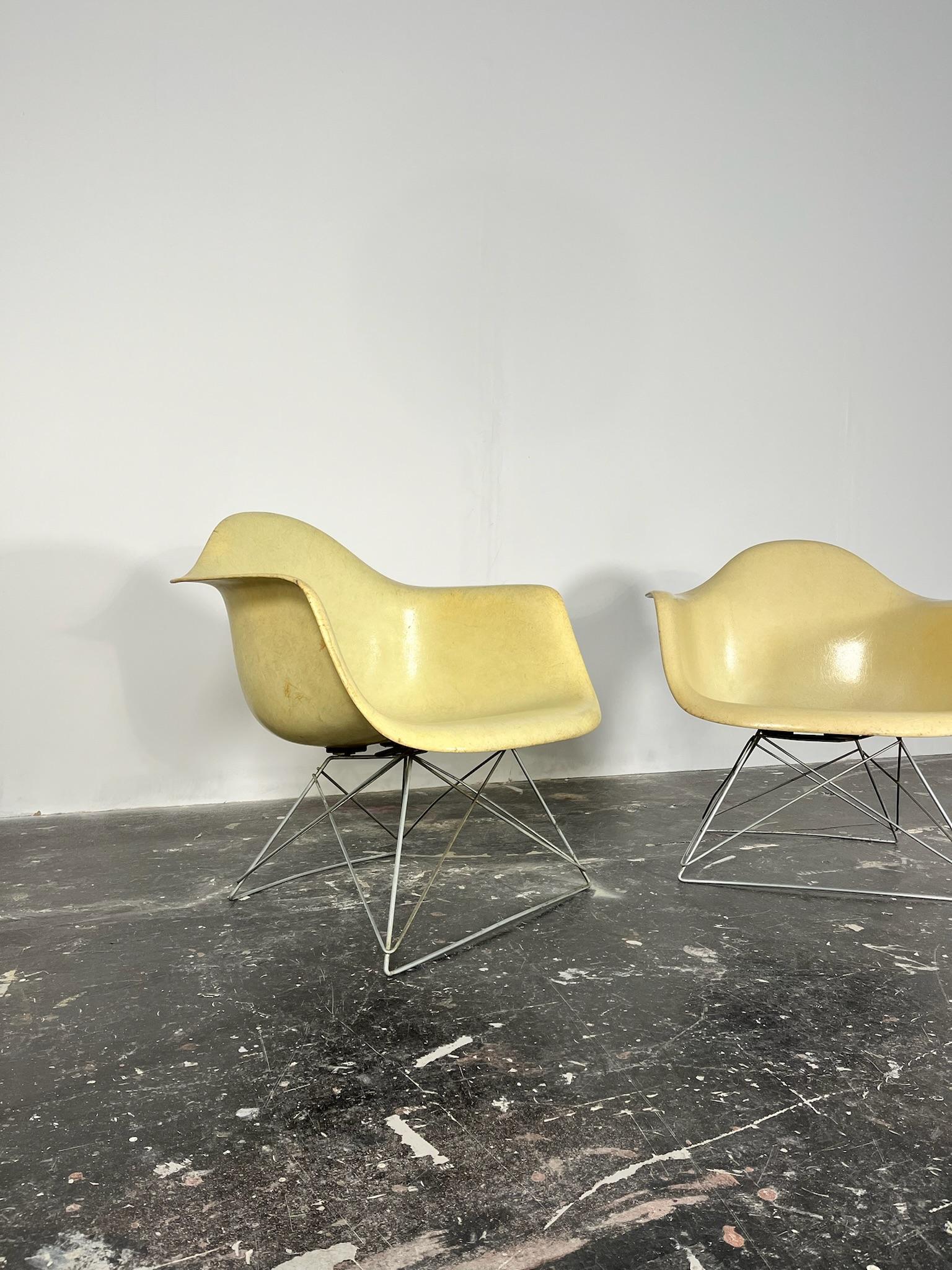 Early Eames LAR Fiberglass Armshell Lounge Chair for Herman Miller pair avaiable In Good Condition For Sale In San Diego, CA