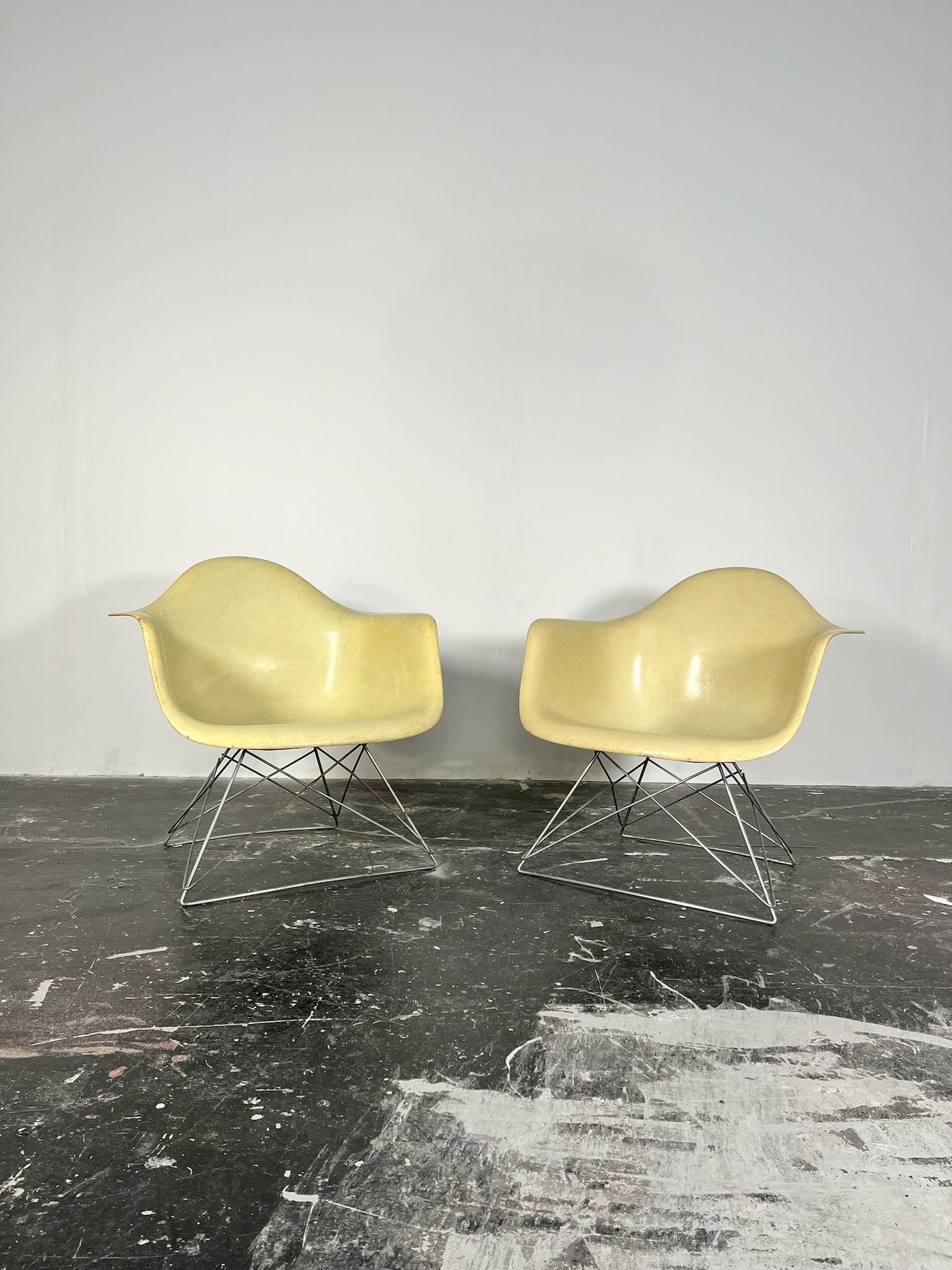 Mid-20th Century Early Eames LAR Fiberglass Armshell Lounge Chair for Herman Miller pair avaiable For Sale