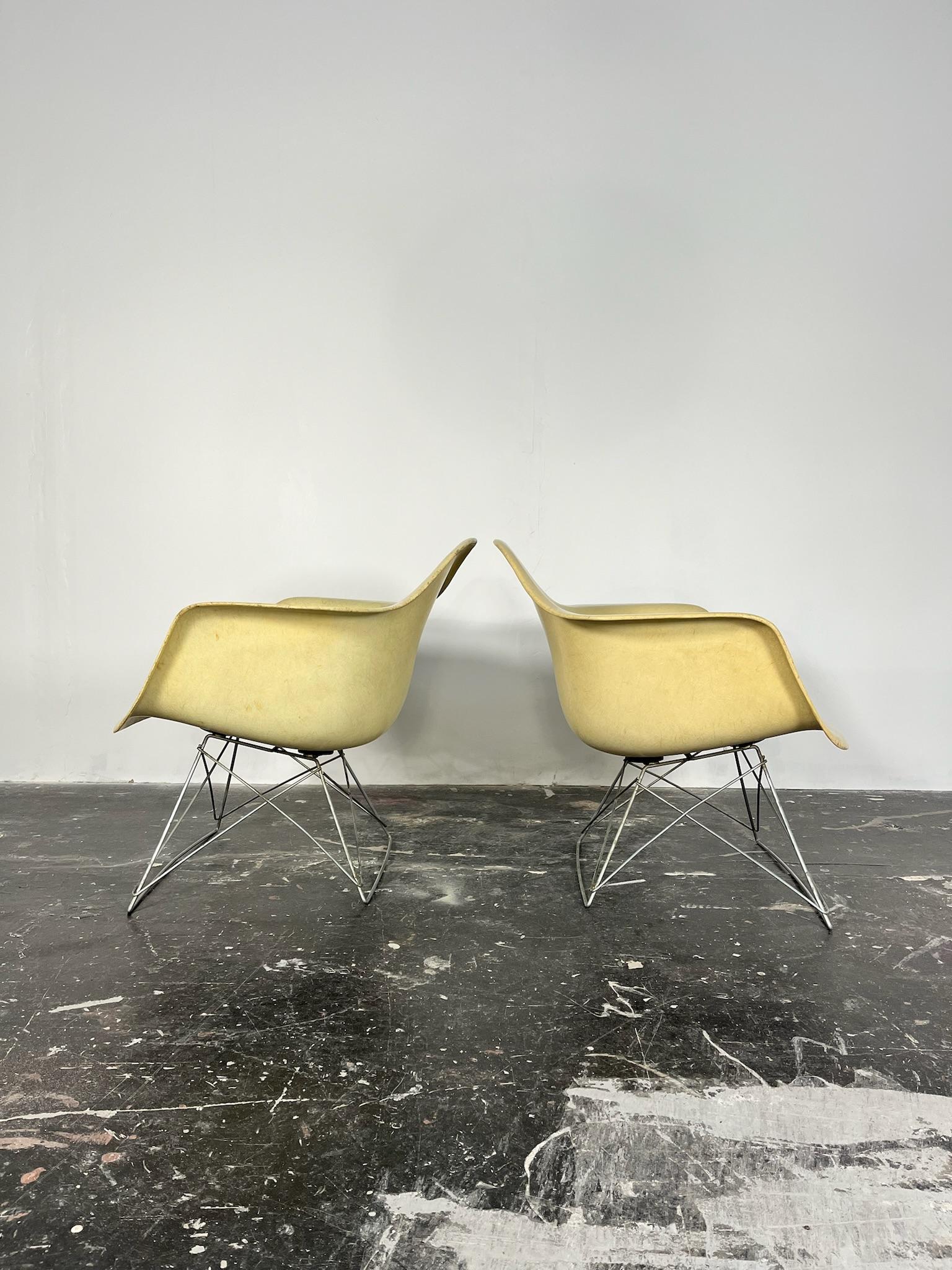 Metal Early Eames LAR Fiberglass Armshell Lounge Chair for Herman Miller pair avaiable For Sale