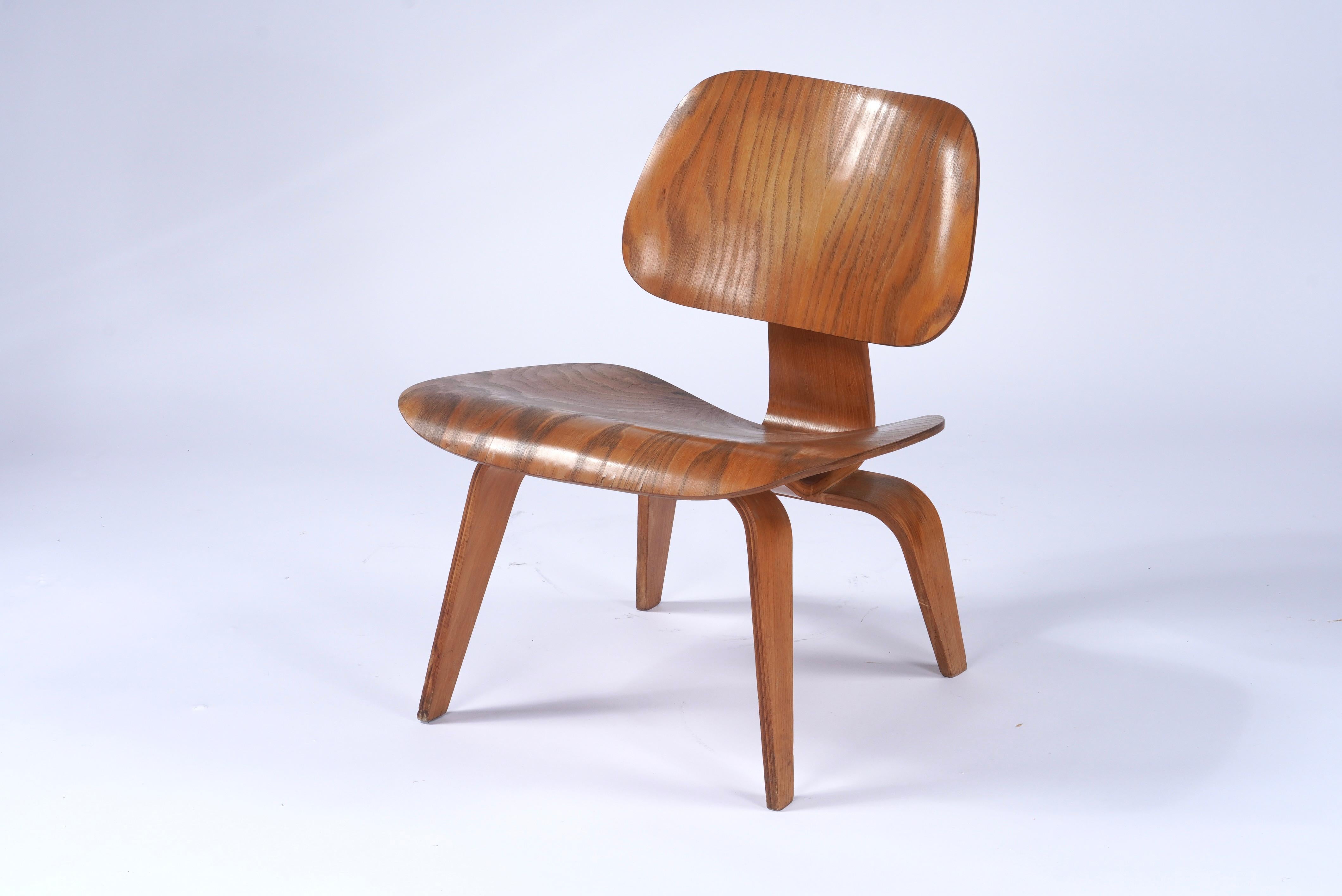 All original condition early 1950s Eames LCW (Lounge Chair Wood) in ash. A fine example of this iconic design created by Ray and Charles Eames during the 1940s using their experimental technology in the realm of molded plywood for both industrial