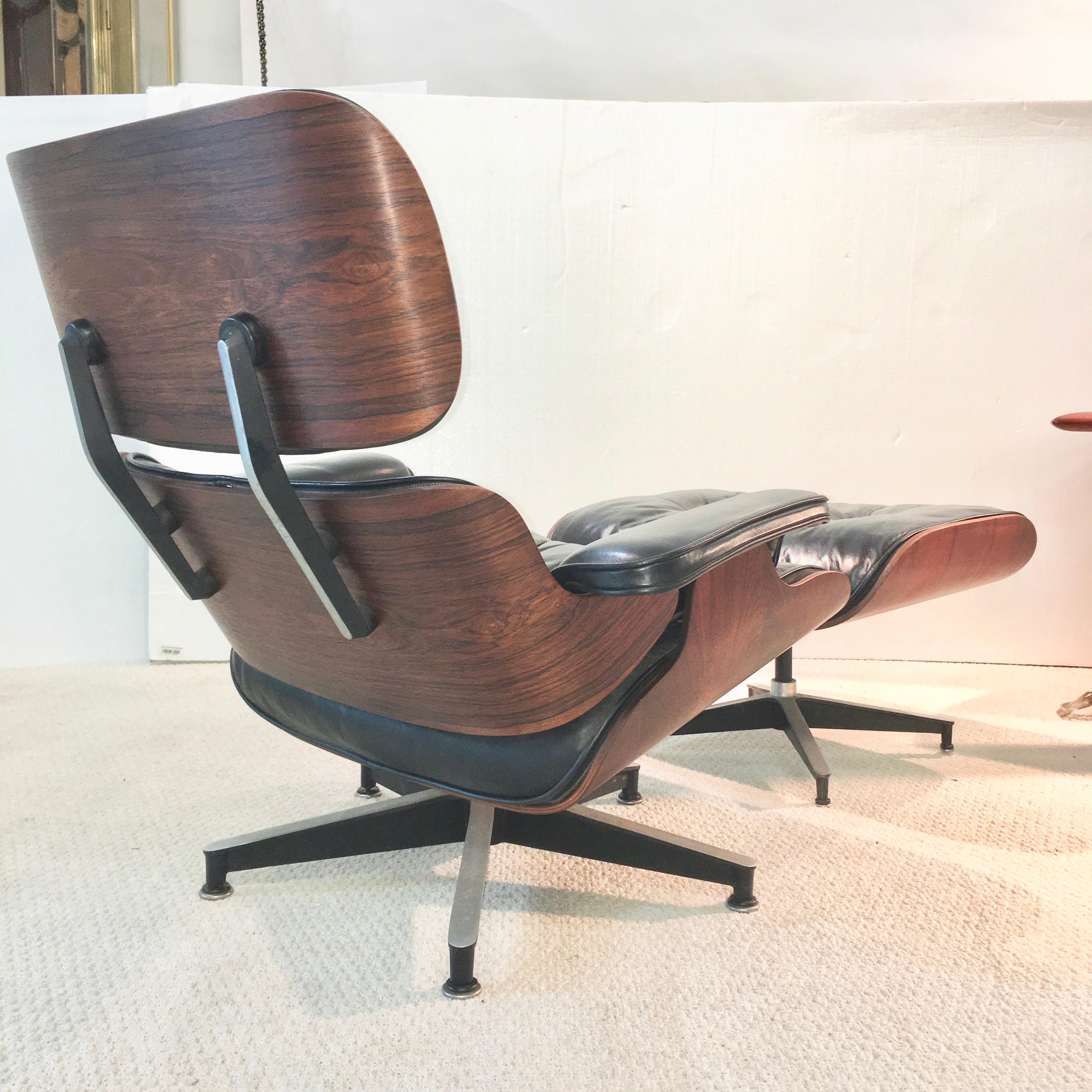 Very nice example of a 1960s Herman Miller 670/671 lounge chair and ottoman in hand rubbed oil finish rosewood veneer and original black leather cushions with original feather down wrapped foam cushion inserts. Round Herman Miller label present on