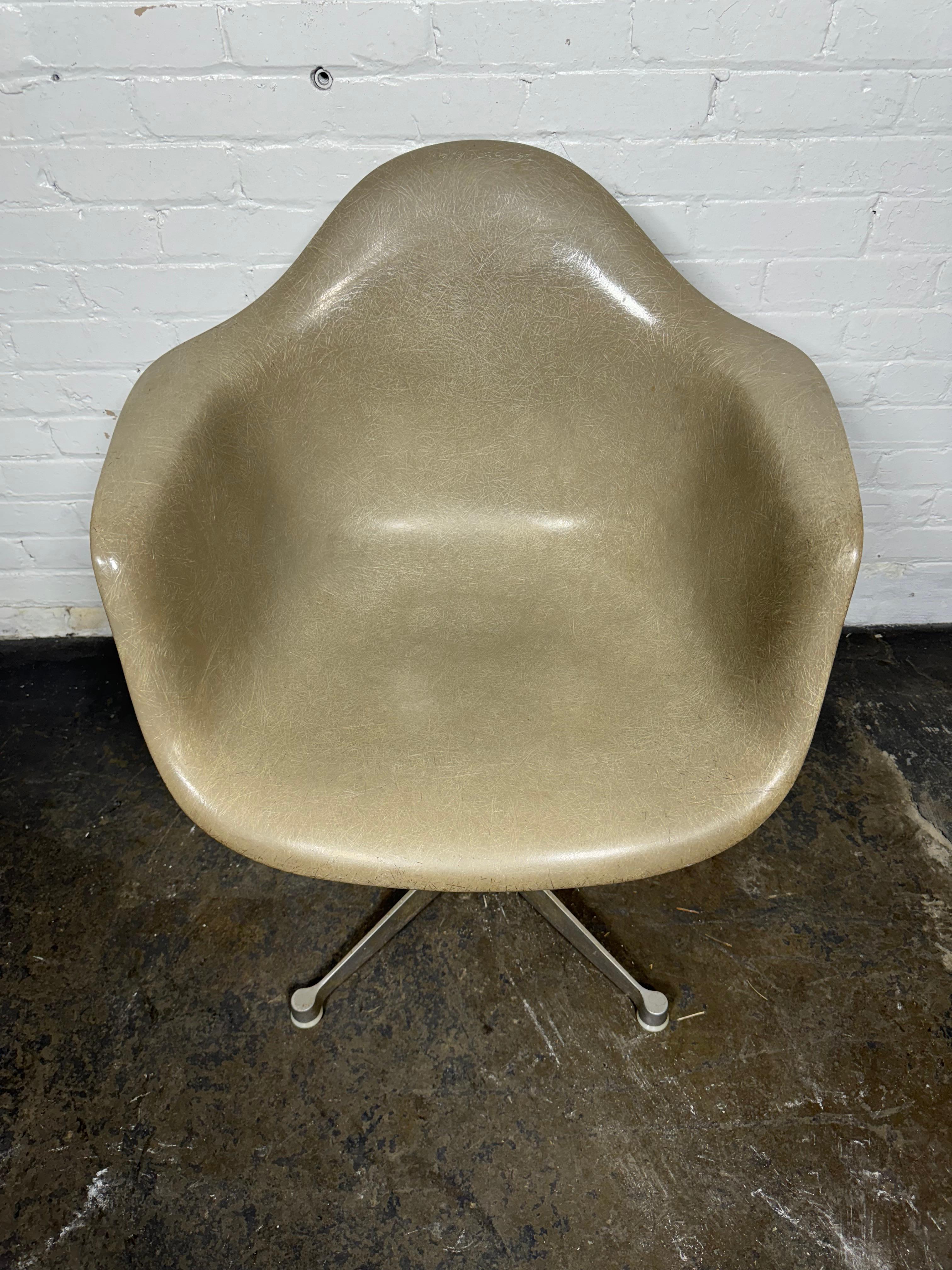 Early Eames PAC  Swivel Armchair w/Greige Fiberglass Shell & Aluminum Base In Good Condition In Buffalo, NY
