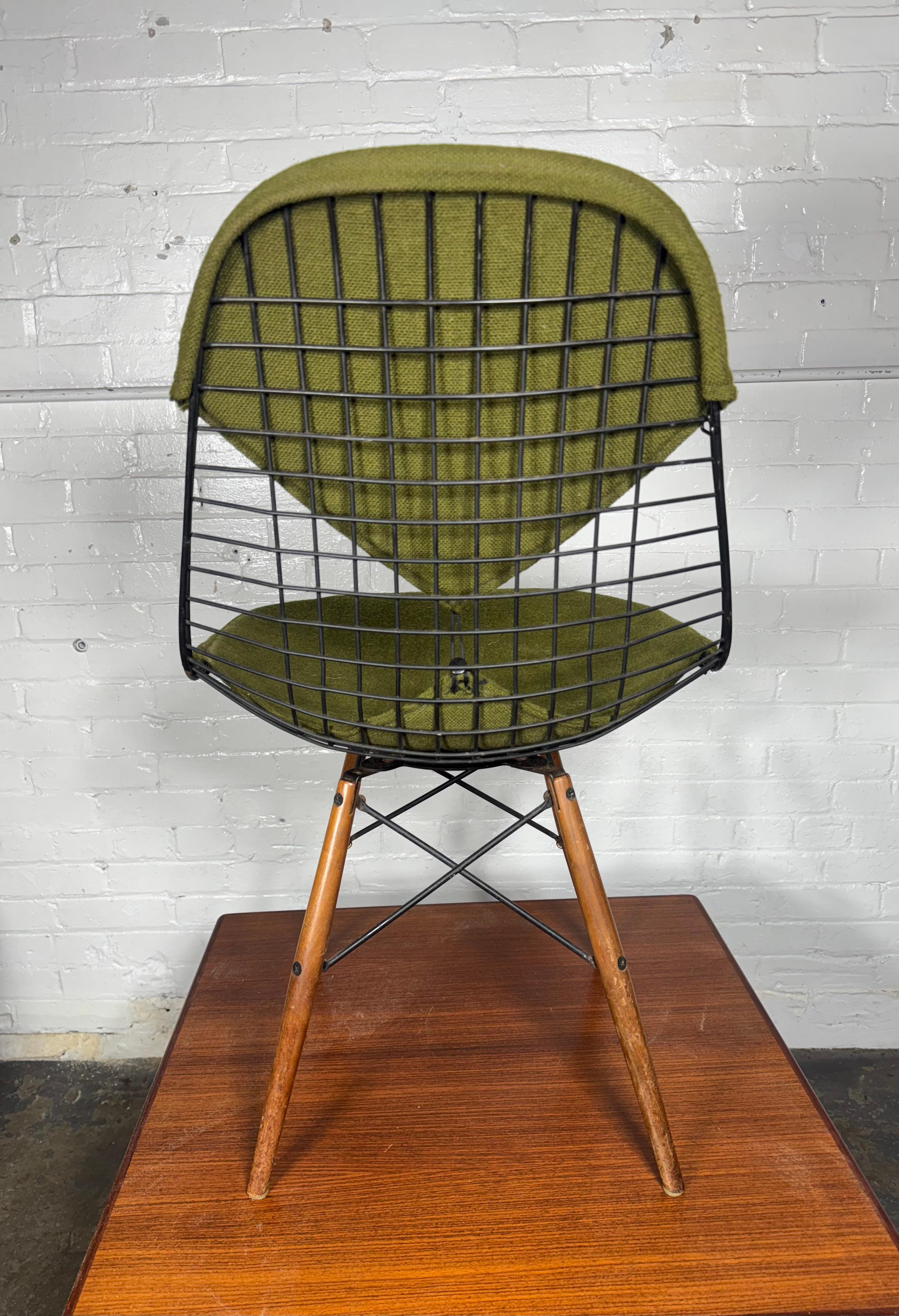 Chaise d'appoint classique de style moderne du milieu du siècle, conçue par Charles et Ray Eames pour Herman Miller.   la production précoce. Eames PKW wire Dowel Leg Swivel Bikini .bel état d'origine. conserve sa finition d'origine, patine. assise