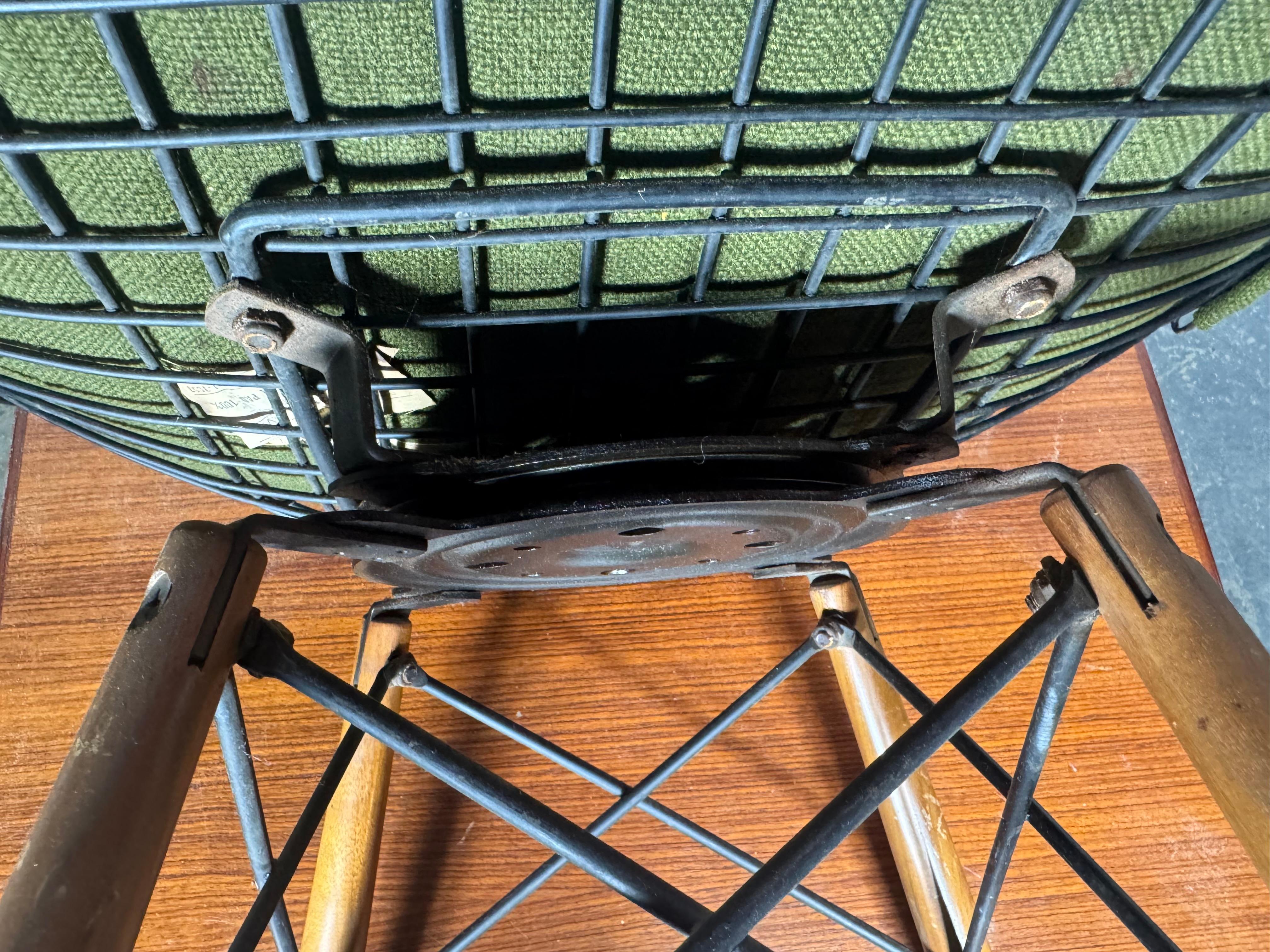 Mid-Century Modern Early Eames PKW Dowel Leg Swivel Bikini Chair pour Herman Miller en vente