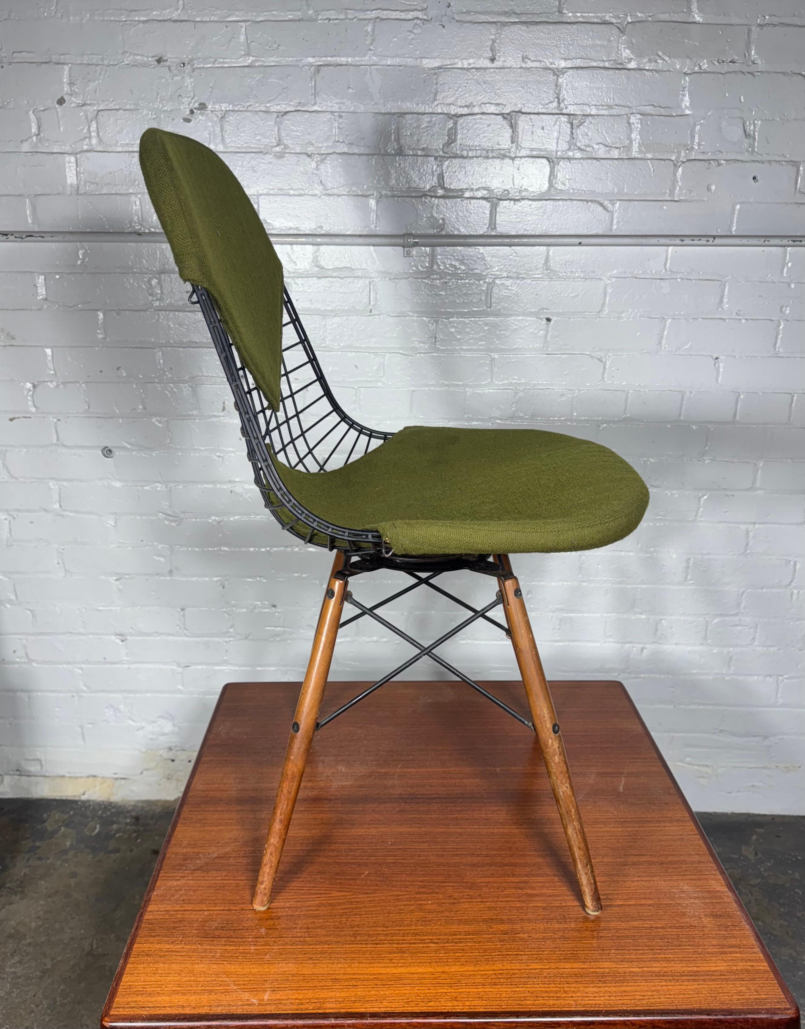 Early Eames PKW Dowel Leg Swivel Bikini Chair pour Herman Miller Bon état - En vente à Buffalo, NY