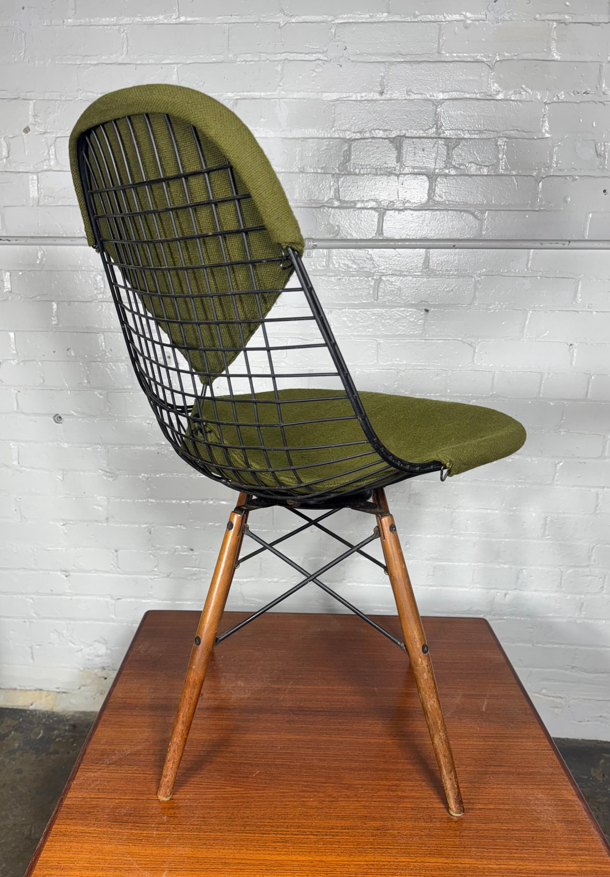 Milieu du XXe siècle Early Eames PKW Dowel Leg Swivel Bikini Chair pour Herman Miller en vente