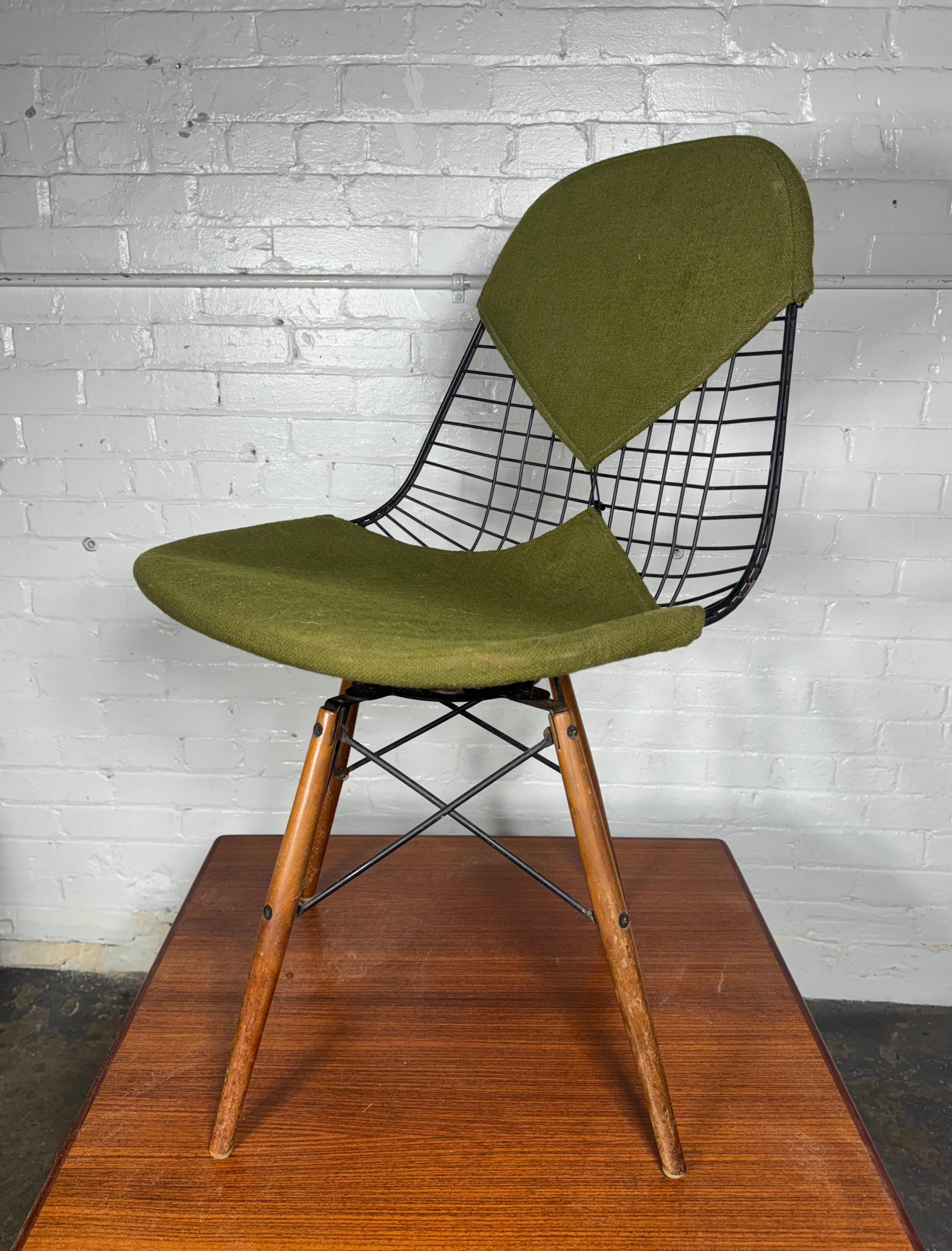 Early Eames PKW Dowel Leg Swivel Bikini Chair pour Herman Miller en vente 1