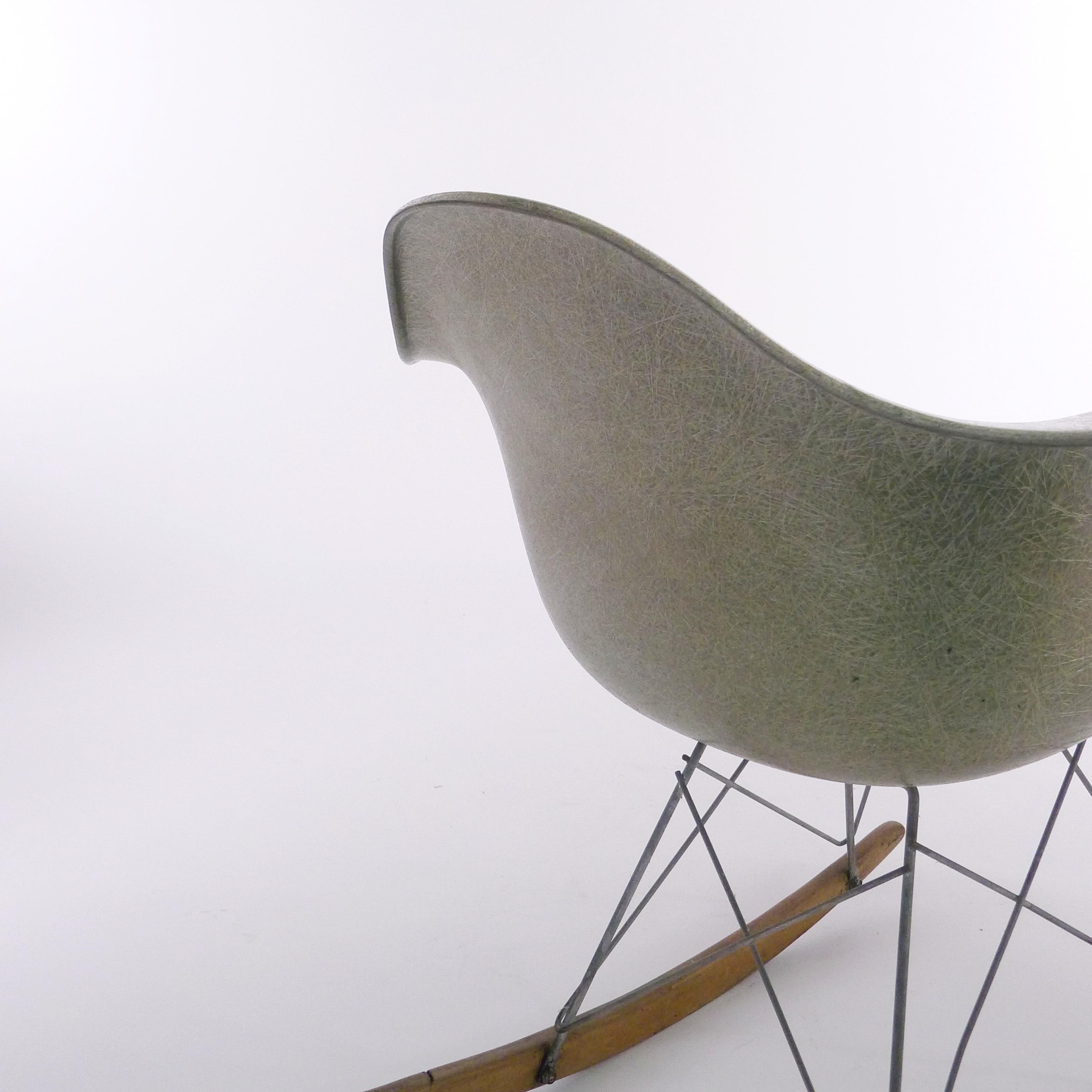 Chaise à bascule Eames RAR, Coquillage vert écume de mer par Zenith, Rope Edge, vers 1950 5