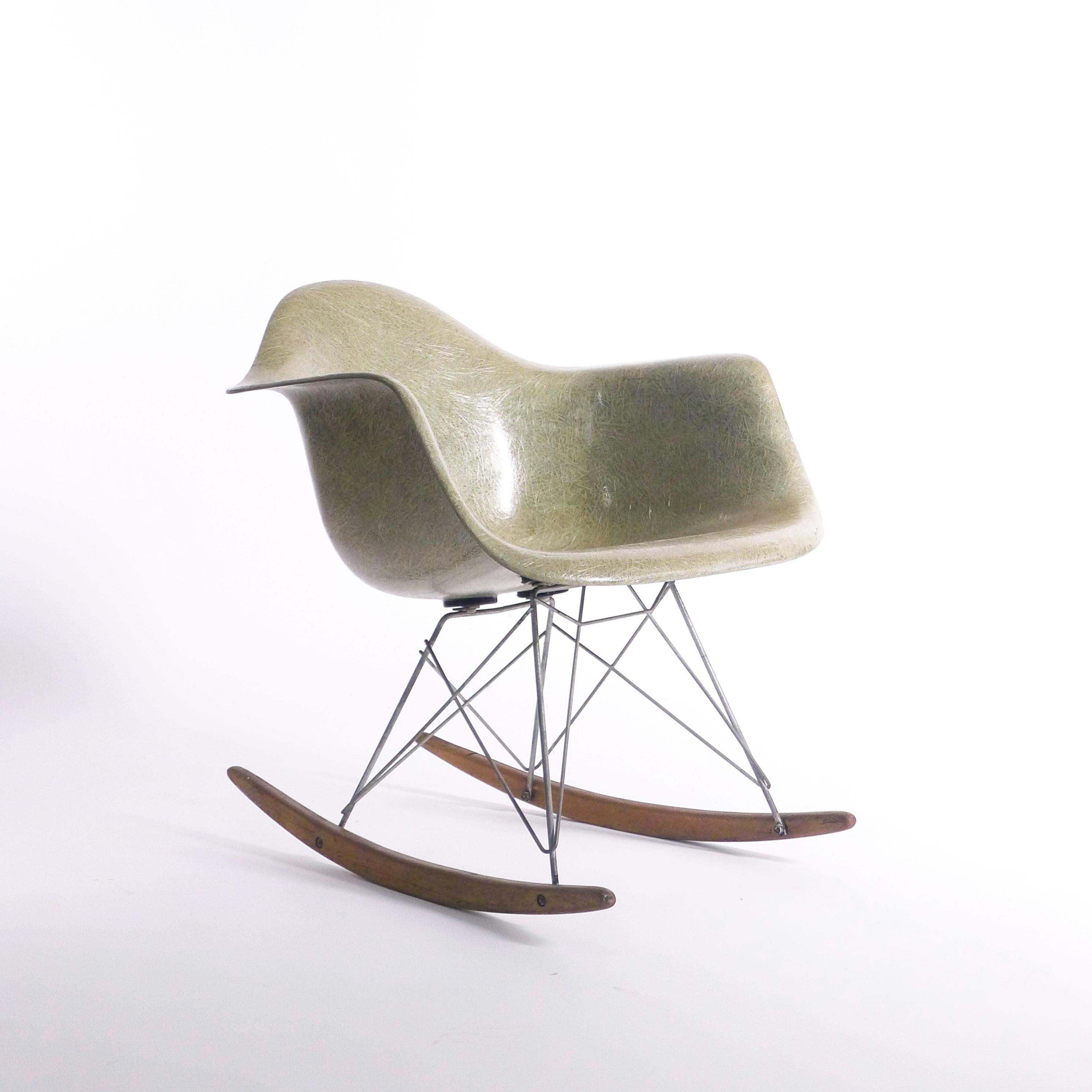 Premier exemplaire, entièrement d'origine, du célèbre fauteuil Eames Rocking (R) Armchair (A) sur Rod (R) base, modèle du tout début des années 1950 avec coque en plastique moulé zenaloy (plastique renforcé de fibre de verre) de Zenith, vert