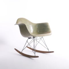 Silla mecedora Early Eames RAR, concha verde espuma de Zenith, borde de cuerda, c. 1950