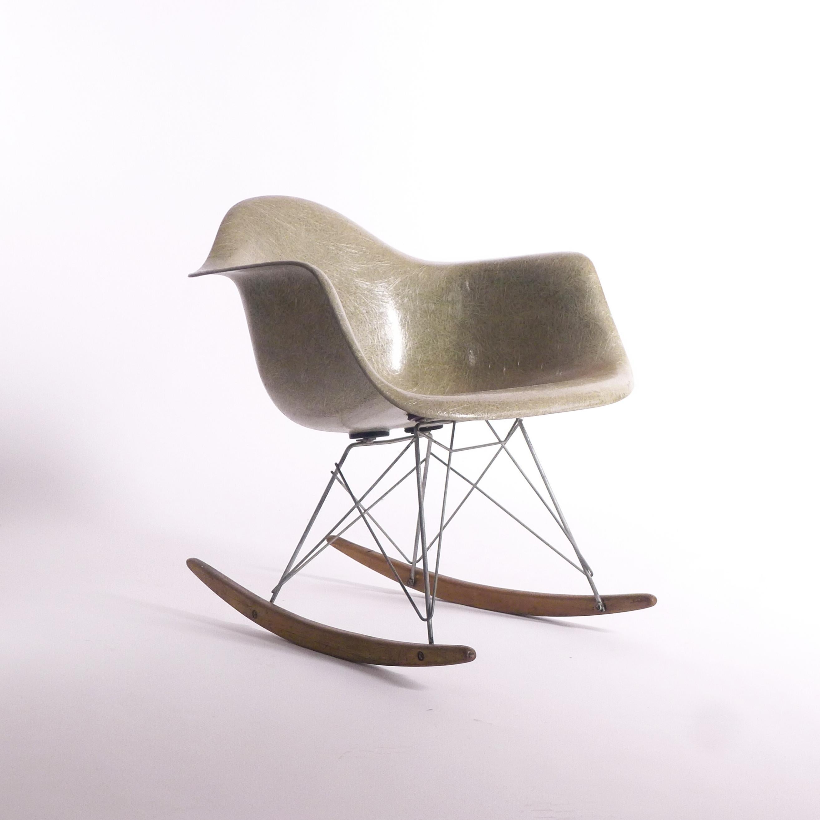 Mid-Century Modern Chaise à bascule Eames RAR, Coquillage vert écume de mer par Zenith, Rope Edge, vers 1950