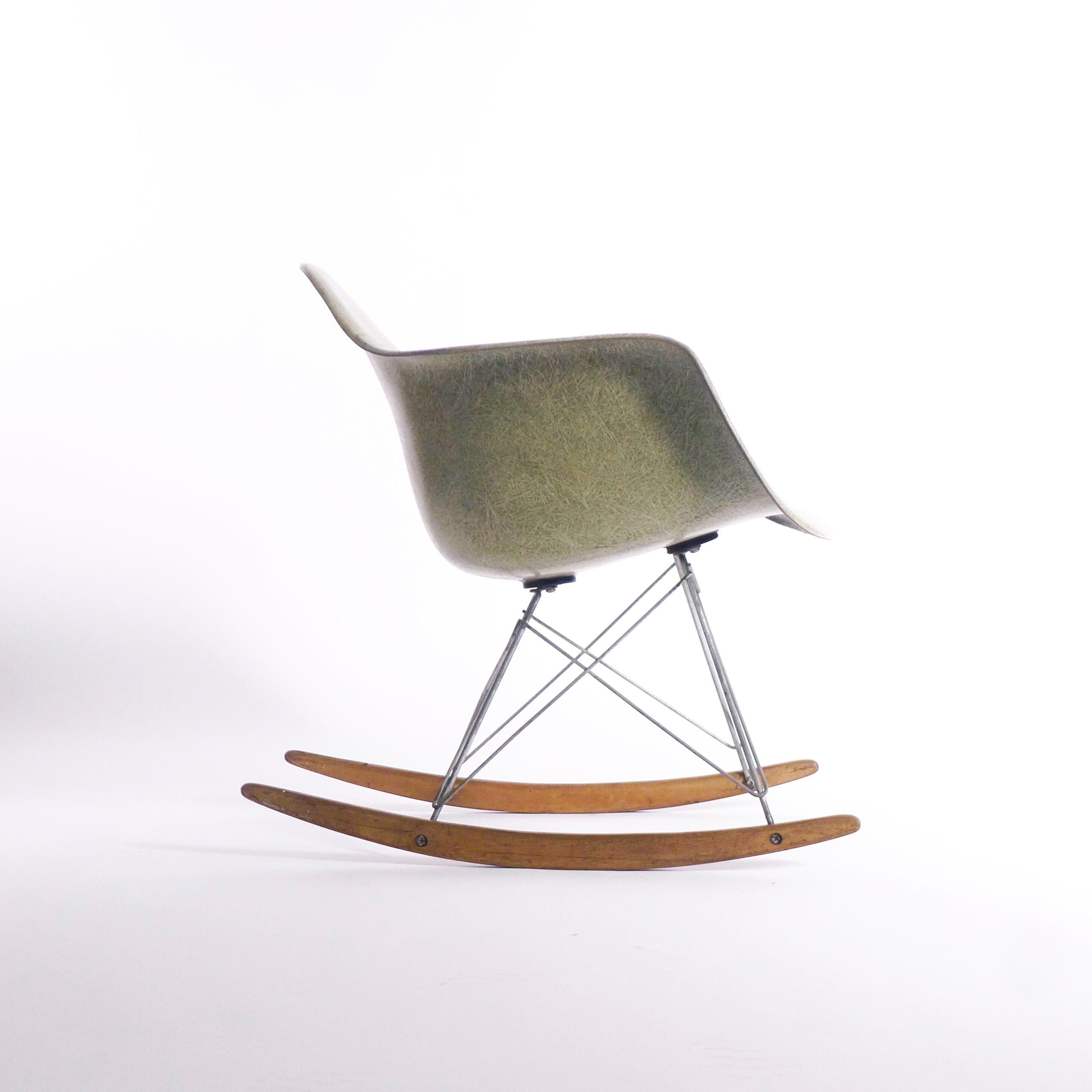 Américain Chaise à bascule Eames RAR, Coquillage vert écume de mer par Zenith, Rope Edge, vers 1950