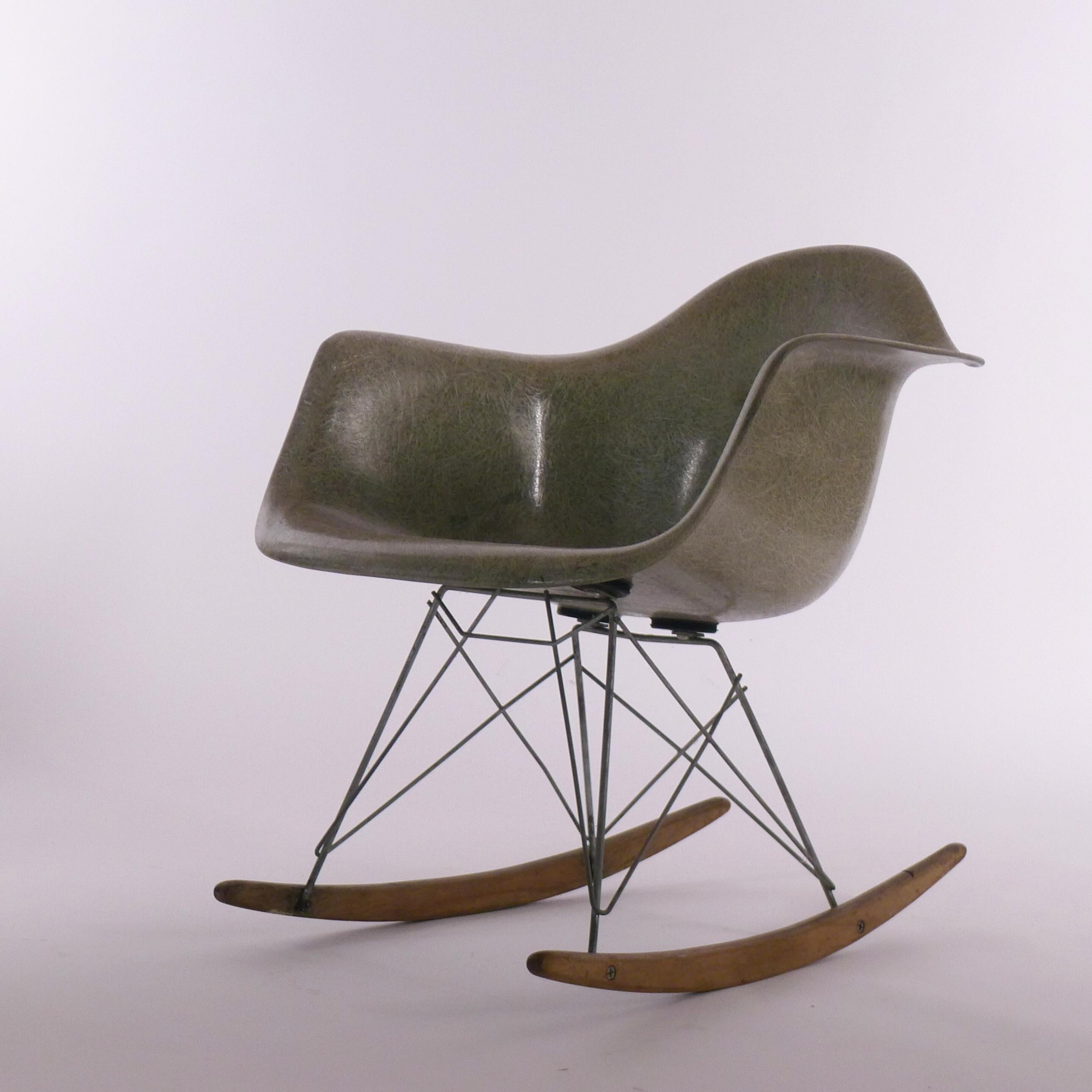 Chaise à bascule Eames RAR, Coquillage vert écume de mer par Zenith, Rope Edge, vers 1950 Bon état à Wargrave, Berkshire
