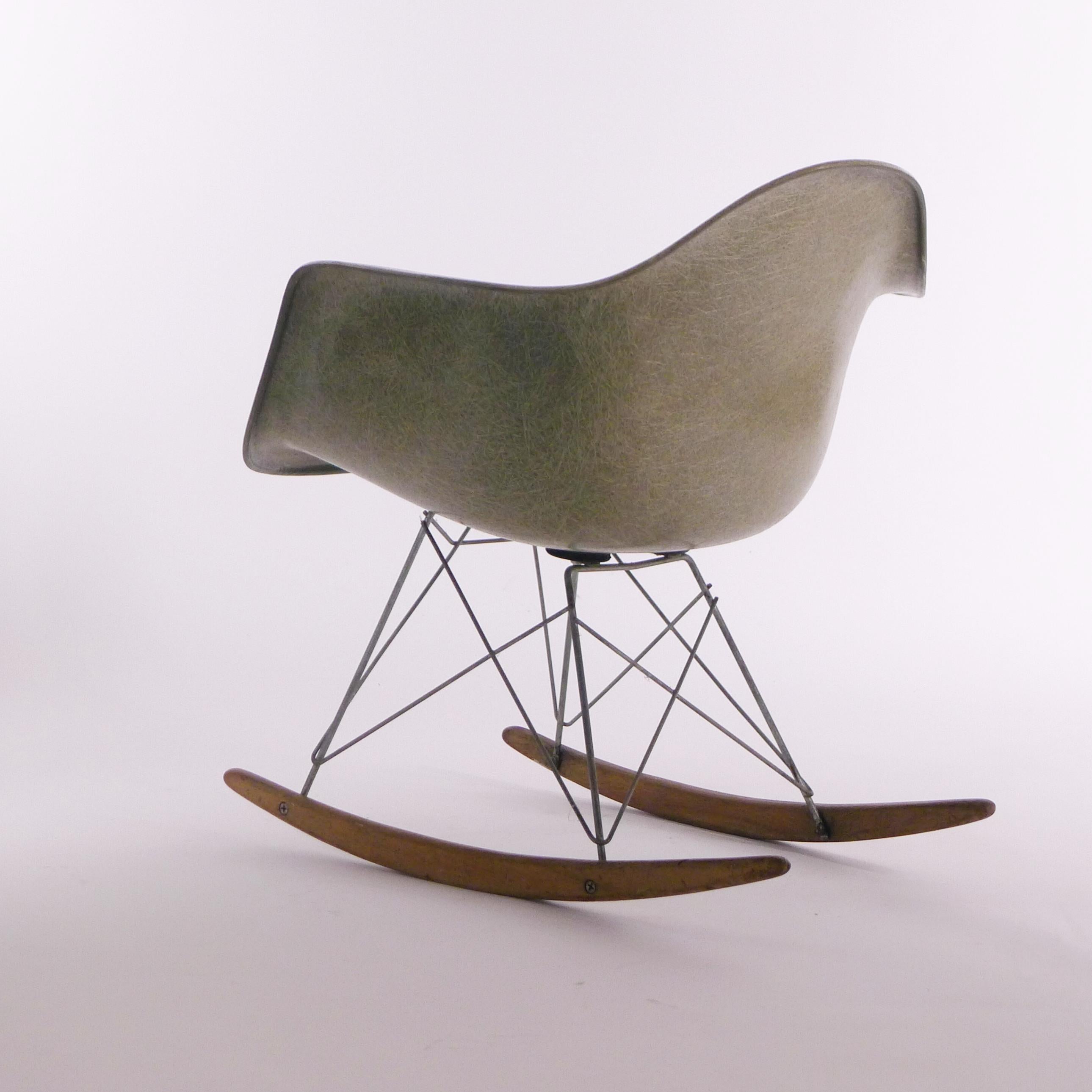 Milieu du XXe siècle Chaise à bascule Eames RAR, Coquillage vert écume de mer par Zenith, Rope Edge, vers 1950
