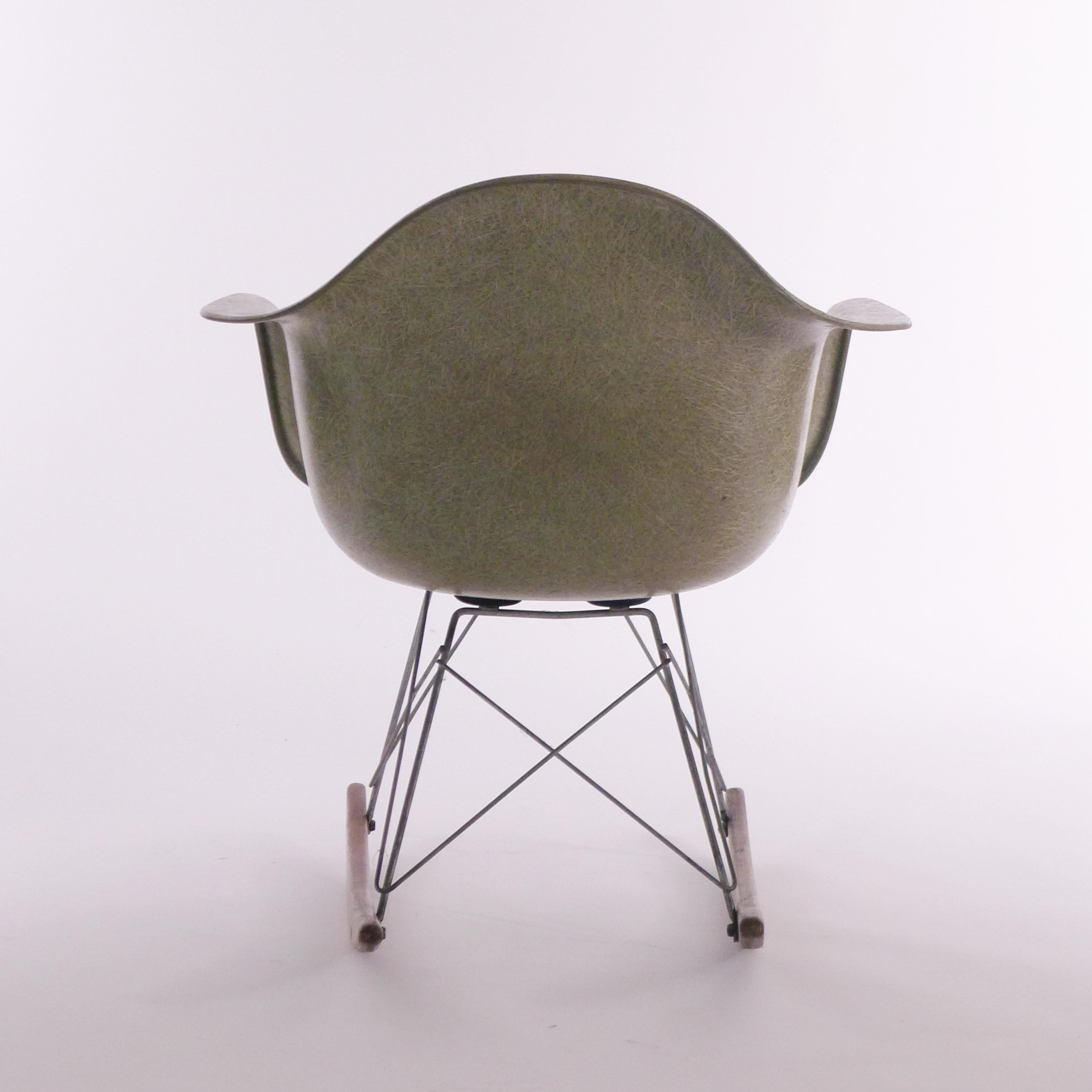 Zinc Chaise à bascule Eames RAR, Coquillage vert écume de mer par Zenith, Rope Edge, vers 1950
