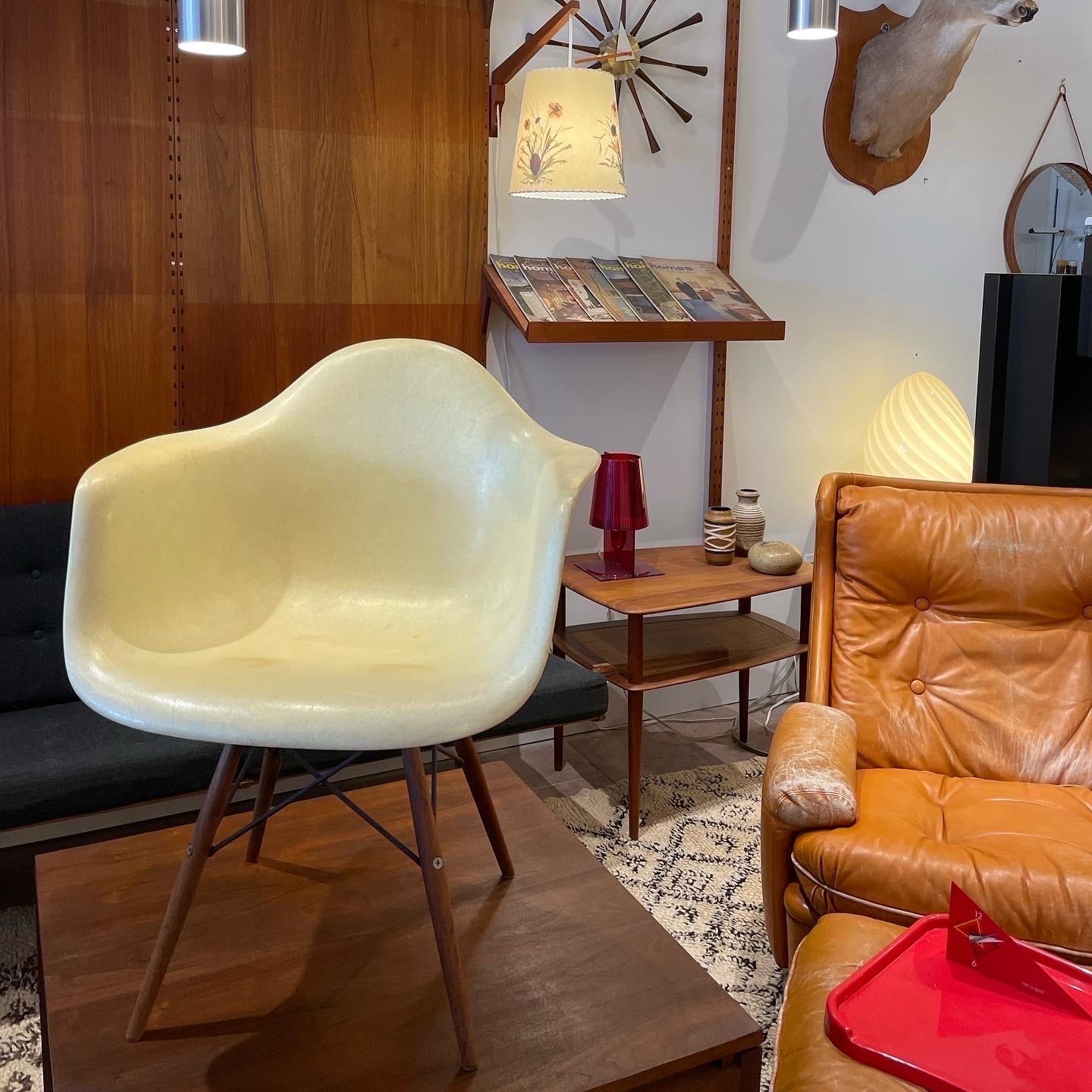 Exceedingly rare early production of the Herman Miller rope edge armchair as designed by Charles Eames. Fiberglass shell produced by Zenith Plastics for Herman Miller, original walnut dowel legs. 

In excellent condition for it’s age, the only