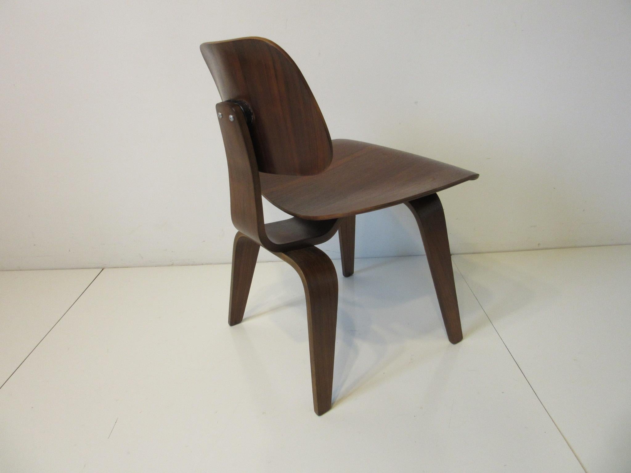 Early Eames Sculptural Walnut DCW by Herman Miller  ( A ) In Good Condition In Cincinnati, OH