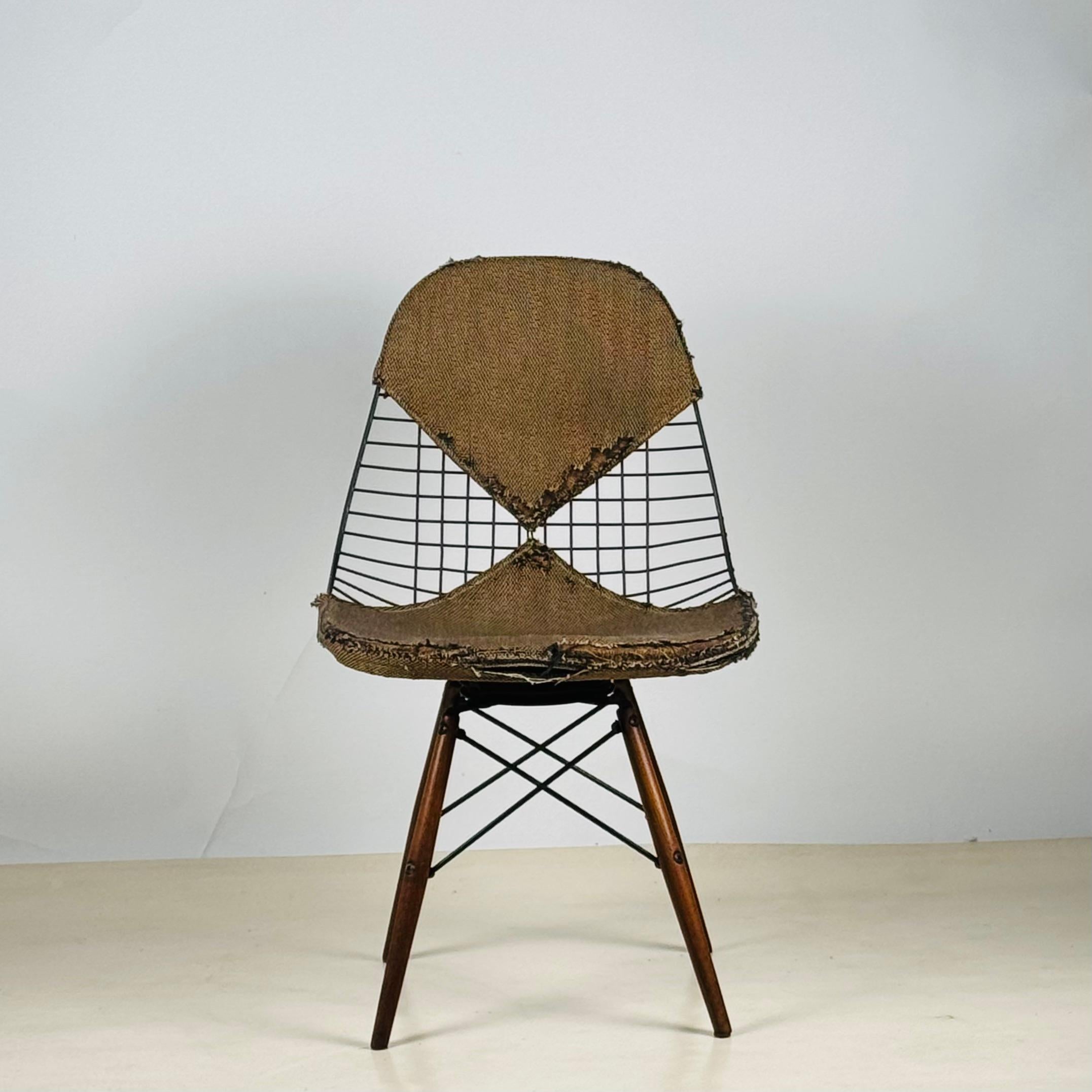 Mid-Century moderno Sedia in filo metallico girevole con gambe a tassello dei primi Eames, DKW-1 in vendita