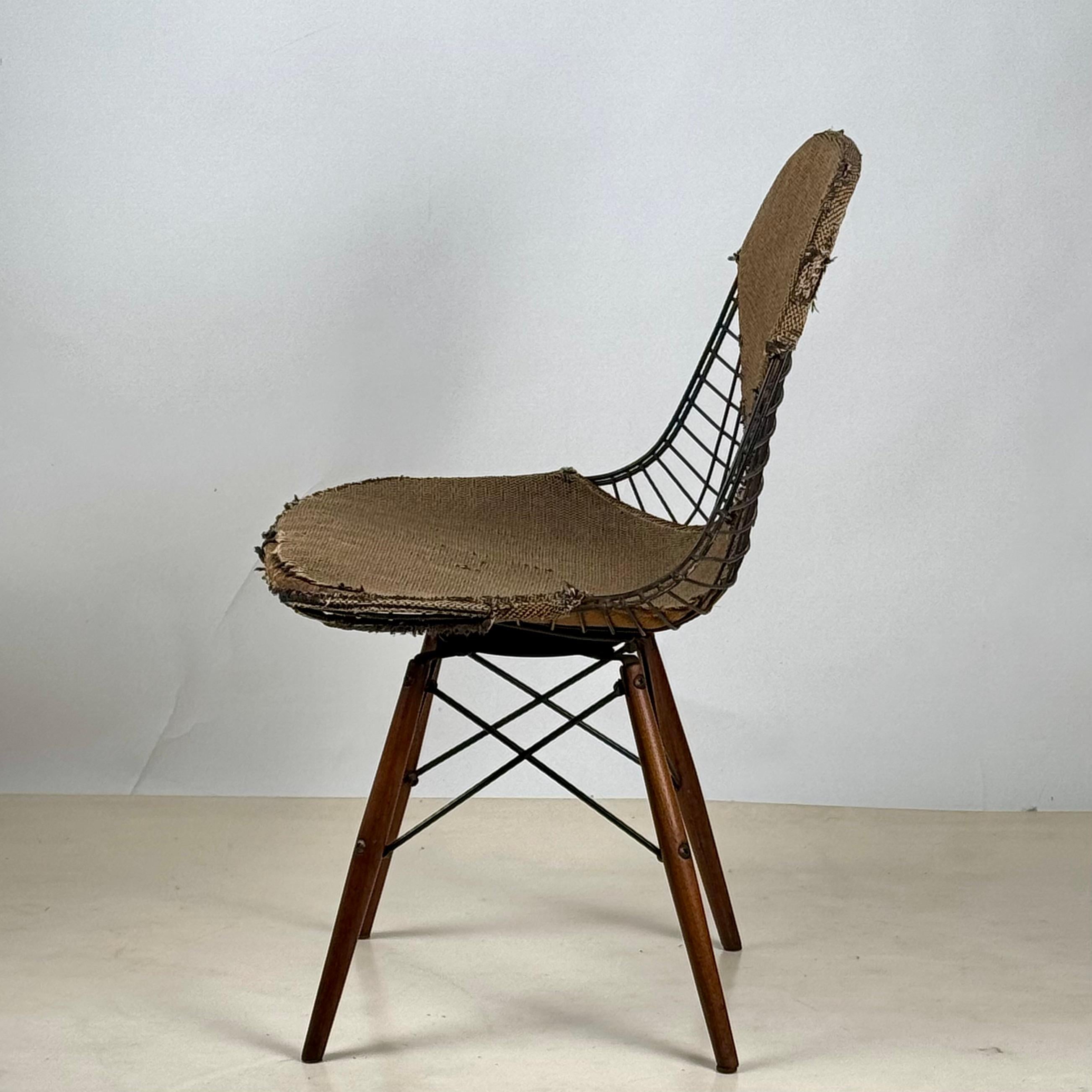 Americano Sedia in filo metallico girevole con gambe a tassello dei primi Eames, DKW-1 in vendita