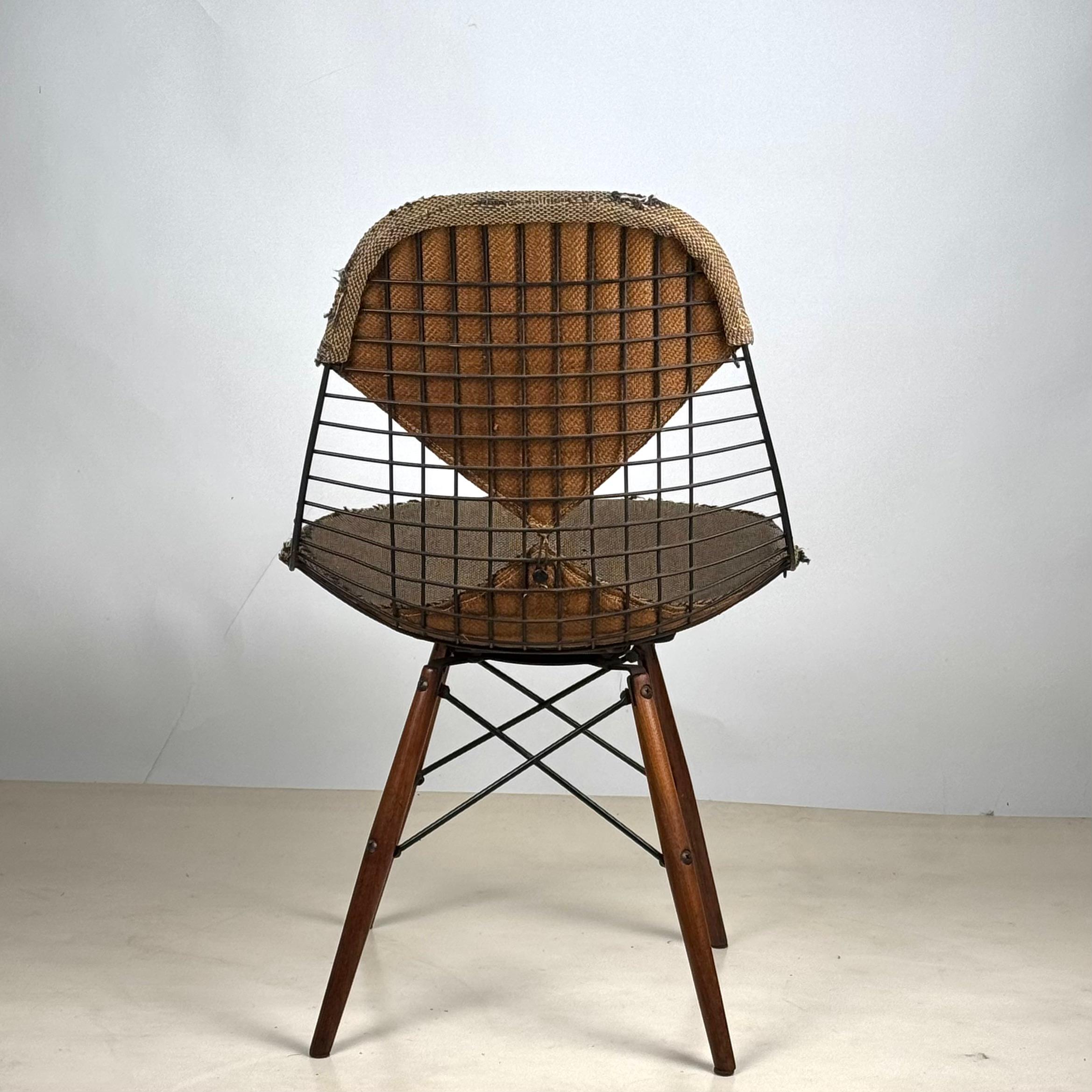 Dipinto Sedia in filo metallico girevole con gambe a tassello dei primi Eames, DKW-1 in vendita