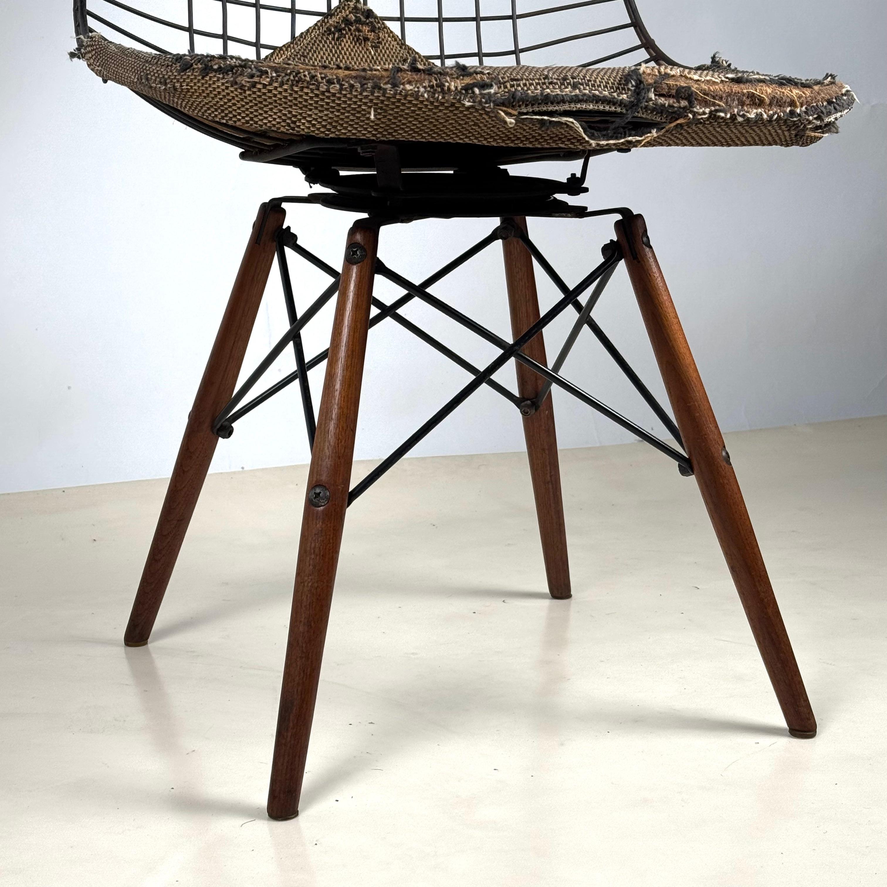 Metà XX secolo Sedia in filo metallico girevole con gambe a tassello dei primi Eames, DKW-1 in vendita