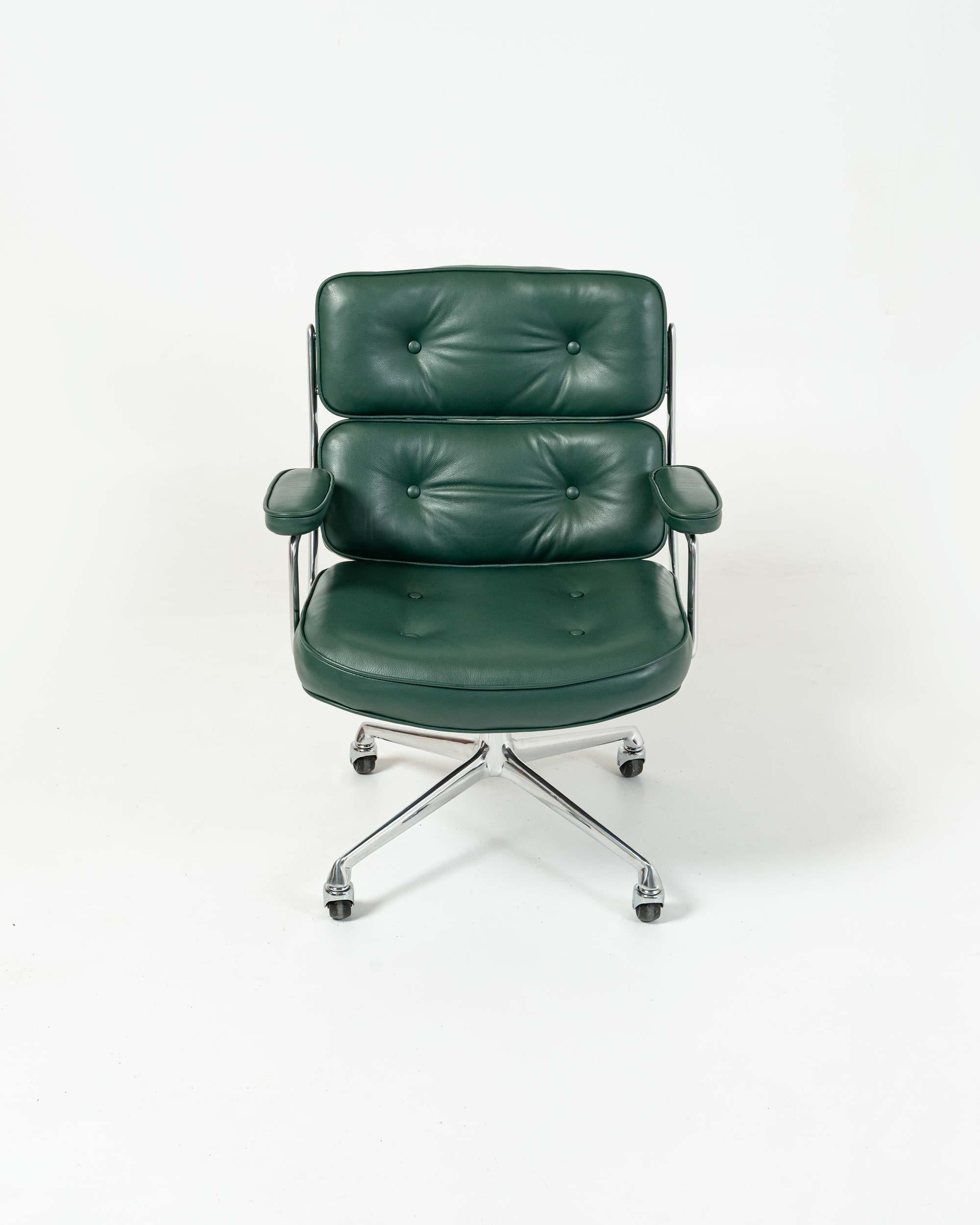 Mid-Century Modern Chaise de bureau Time Life d'Eames retapissée en cuir vert forêt en vente